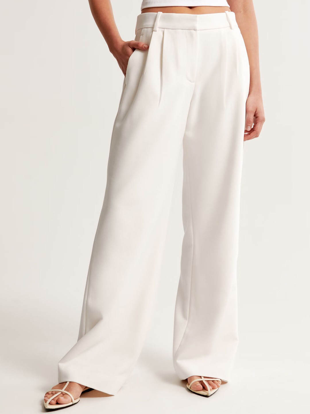 FNOCKS Women White Brooklyn Straight Fit Easy Wash Pleated Wide-Leg Trousers
FNOCKS Women White Brooklyn Straight Fit Easy Wash Pleated Wide-Leg Trousers