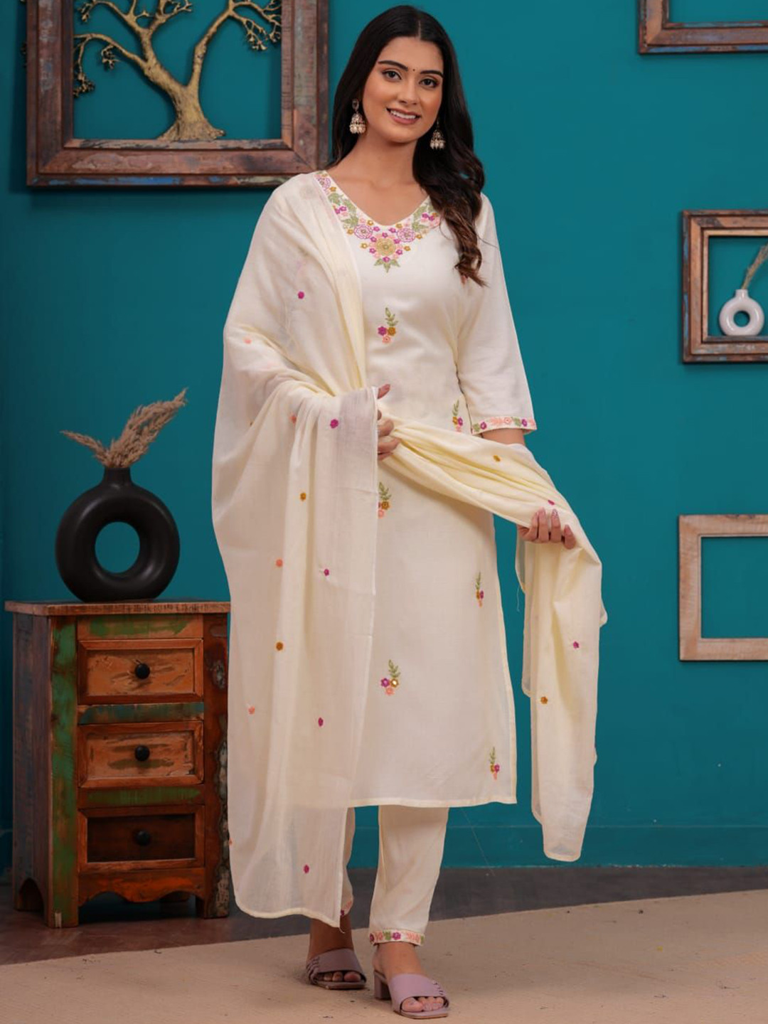 PARUCREATION Women Floral Embroidered Regular Thread Work Kurta with Trousers & With Dupatta, Cream
PARUCREATION Women Floral Embroidered Regular Thread Work Kurta with Trousers & With Dupatta, Cream