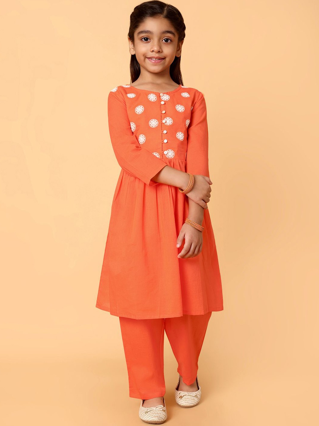 Indo Era Girls Floral Embroidered Regular Thread Work Anarkali Kurta with Trousers, Orange
Indo Era Girls Floral Embroidered Regular Thread Work Anarkali Kurta with Trousers, Orange