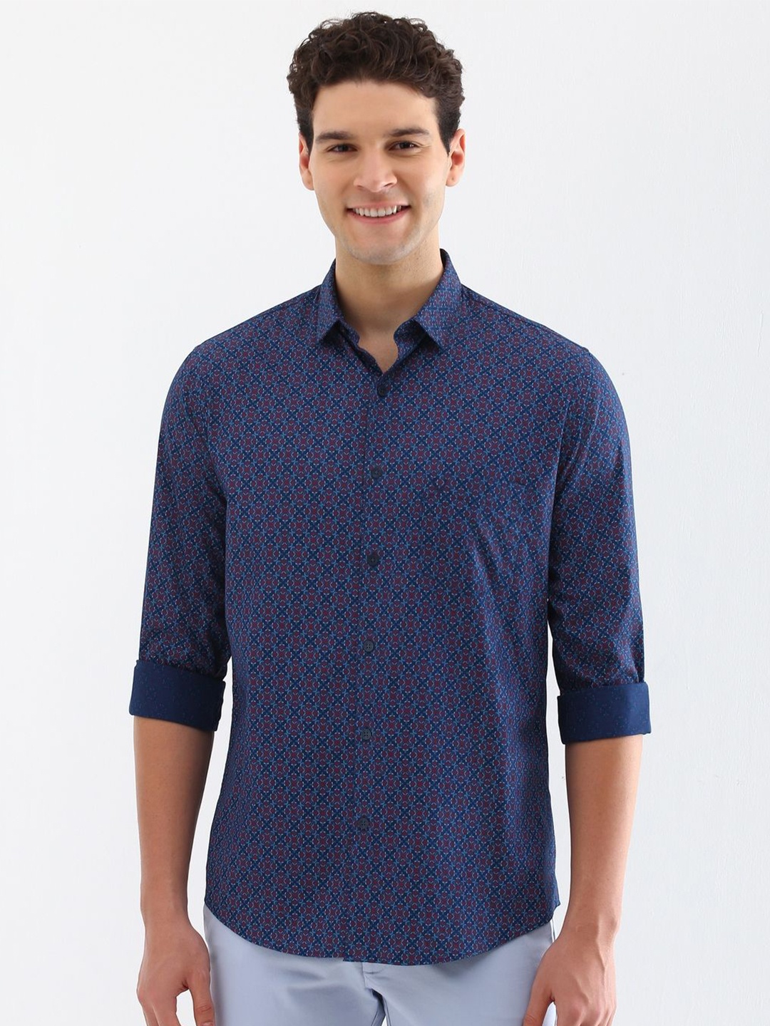 Allen Solly Men Spread Collar Floral Printed Cotton Slim Fit Casual Shirt, Navy blue
Allen Solly Men Spread Collar Floral Printed Cotton Slim Fit Casual Shirt, Navy blue