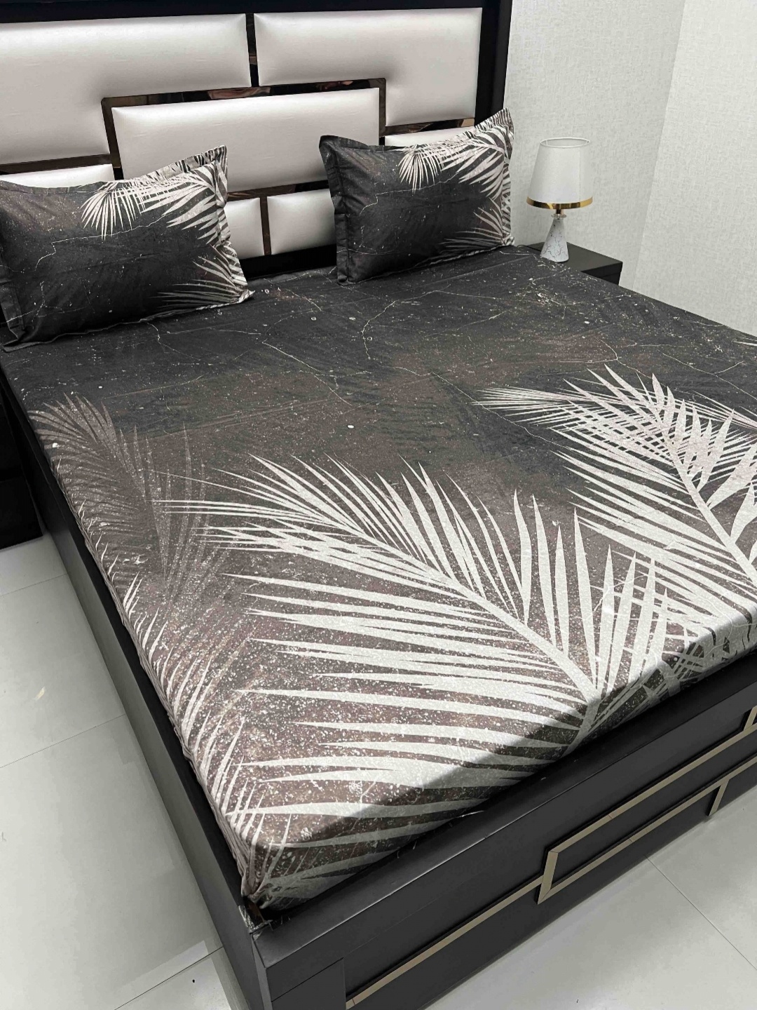 Pure Decor Brown & White Floral Pure Cotton 500 TC King Bedsheet Set 2.75 m x 2.74 m
Pure Decor Brown & White Floral Pure Cotton 500 TC King Bedsheet Set 2.75 m x 2.74 m