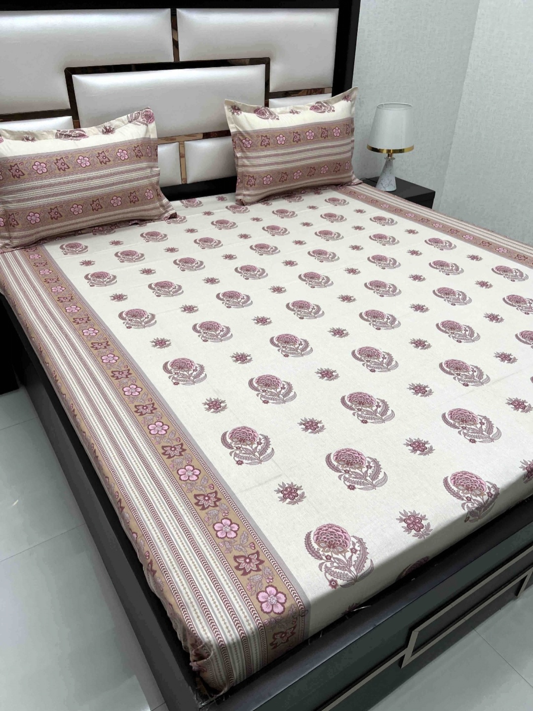 Pure Decor Cream-Coloured Floral Pure Cotton 380 TC Queen Bedsheet Set 2.29 m x 2.54 m
Pure Decor Cream-Coloured Floral Pure Cotton 380 TC Queen Bedsheet Set 2.29 m x 2.54 m