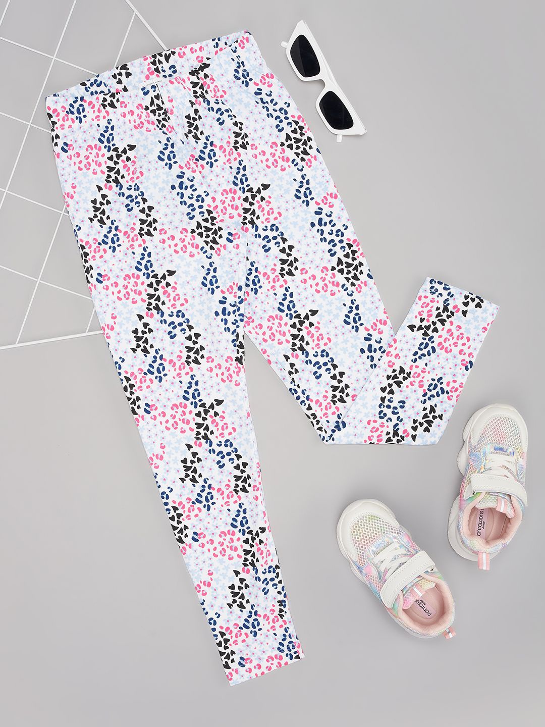 Pantaloons Junior Girls White Printed Cotton Ankle-Length Slip-On Leggings, Off white
Pantaloons Junior Girls White Printed Cotton Ankle-Length Slip-On Leggings, Off white