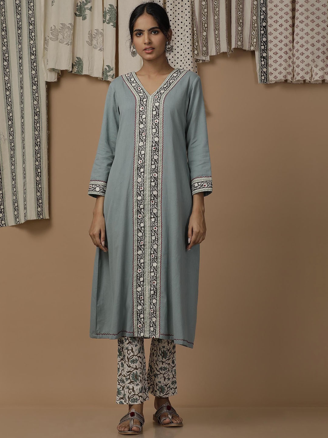 TJORI Floral Printed V-Neck Three-Quarter Sleeves Regular Pure Cotton Kurta With Trouser, Blue
TJORI Floral Printed V-Neck Three-Quarter Sleeves Regular Pure Cotton Kurta With Trouser, Blue