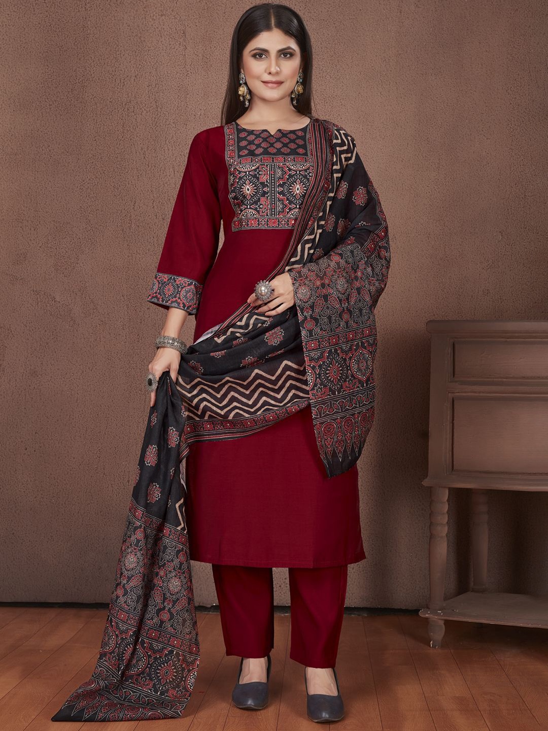 MINGORA Women Yoke Design Regular Beads and Stones Kurta with Trousers & With Dupatta, Maroon
MINGORA Women Yoke Design Regular Beads and Stones Kurta with Trousers & With Dupatta, Maroon