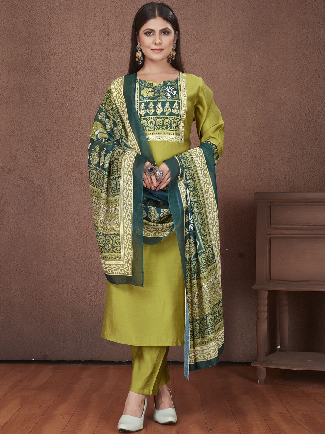 MINGORA Women Yoke Design Regular Beads and Stones Kurti with Trousers & With Dupatta, Yellow
MINGORA Women Yoke Design Regular Beads and Stones Kurti with Trousers & With Dupatta, Yellow