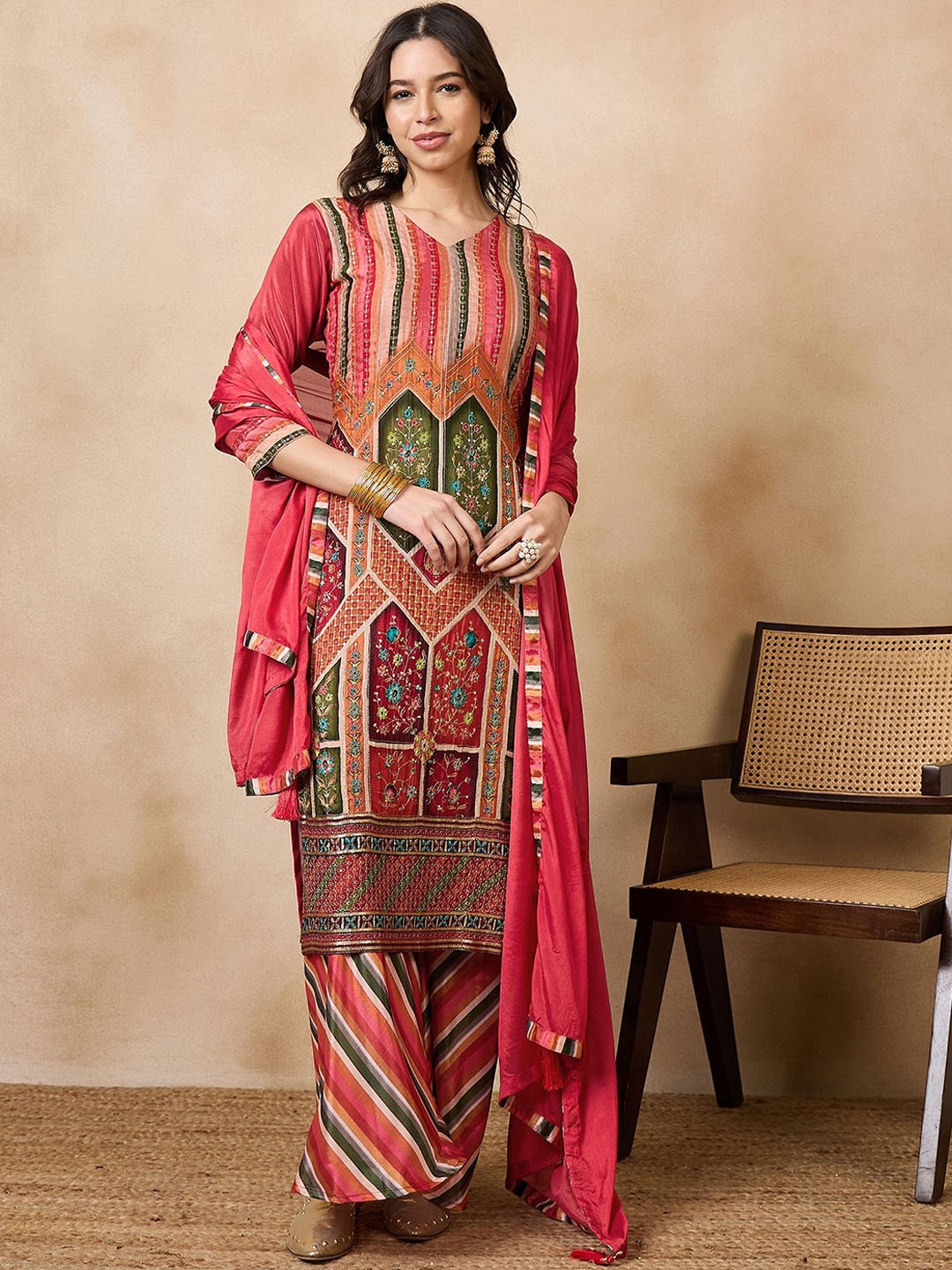 RAJGRANTH Floral Embroidered Regular Sequinned Straight Kurta with Palazzos & Dupatta, Coral
RAJGRANTH Floral Embroidered Regular Sequinned Straight Kurta with Palazzos & Dupatta, Coral