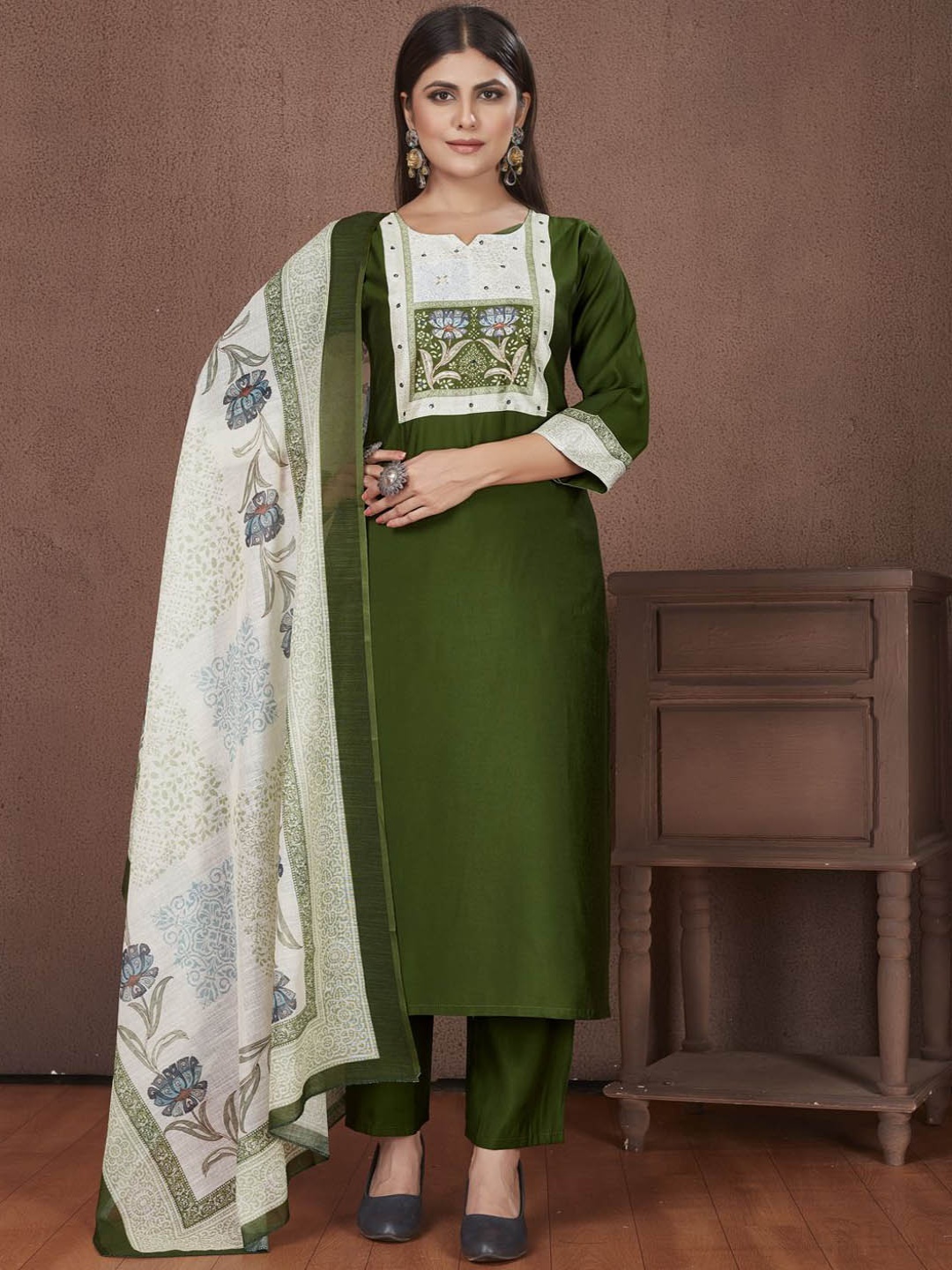 MINGORA Floral Yoke Design Beads & Stones Straight Kurta With Trousers & Dupatta, Green
MINGORA Floral Yoke Design Beads & Stones Straight Kurta With Trousers & Dupatta, Green