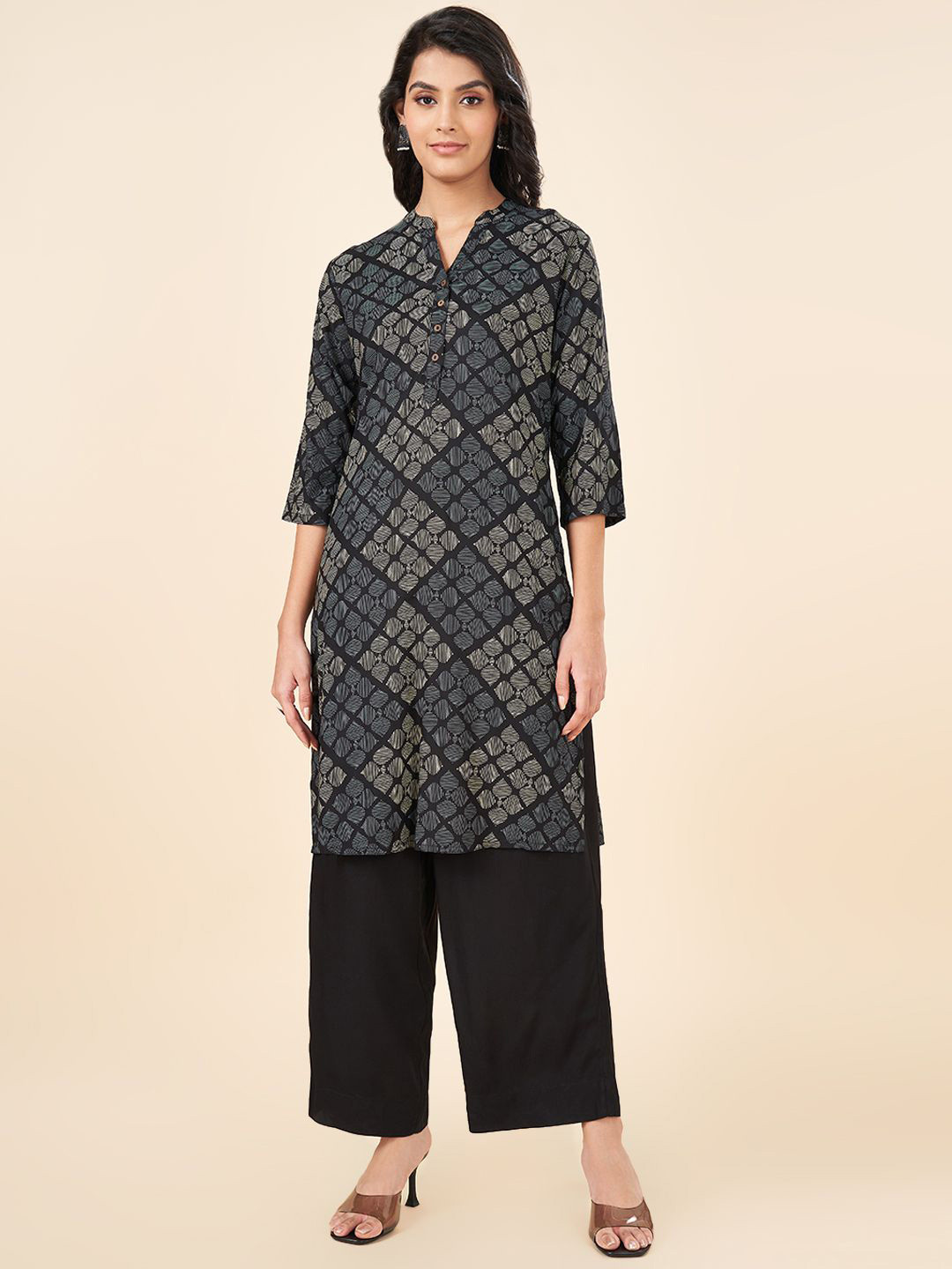 RANGMANCH BY PANTALOONS Geometric Printed Mandarin Collar Straight Kurta, Black
RANGMANCH BY PANTALOONS Geometric Printed Mandarin Collar Straight Kurta, Black