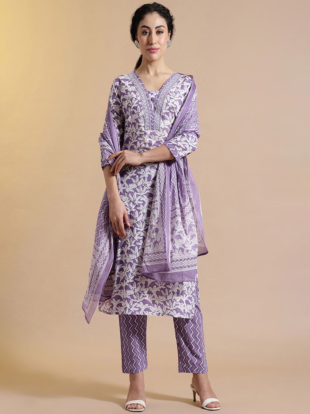 Anouk Floral Embroidered Thread Work Pure Cotton Straight Kurta with Trousers & Dupatta, Purple
Anouk Floral Embroidered Thread Work Pure Cotton Straight Kurta with Trousers & Dupatta, Purple