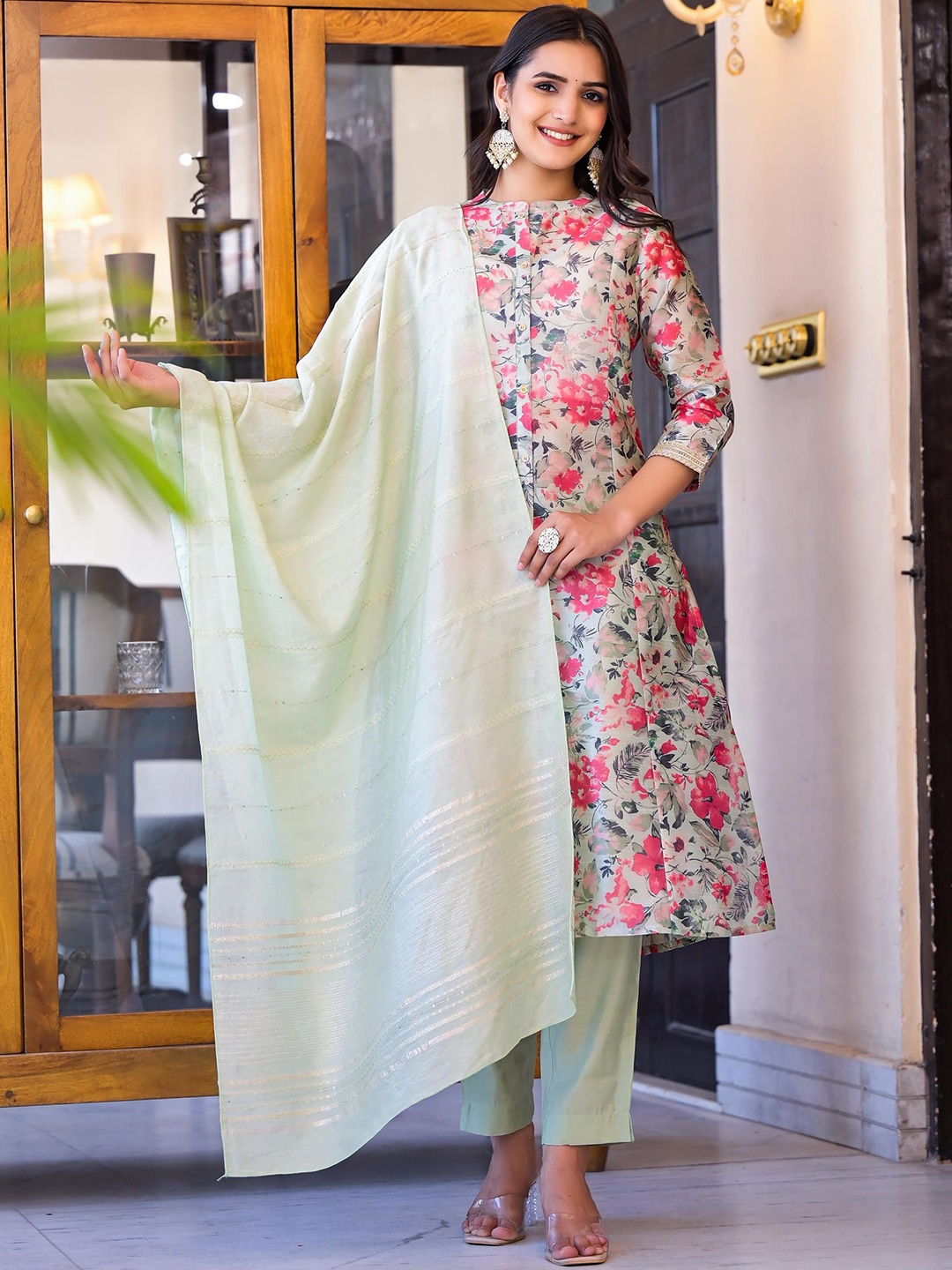 Juniper Floral Printed Panelled Sequinned Kurta with Trouser & Dupatta, Green
Juniper Floral Printed Panelled Sequinned Kurta with Trouser & Dupatta, Green