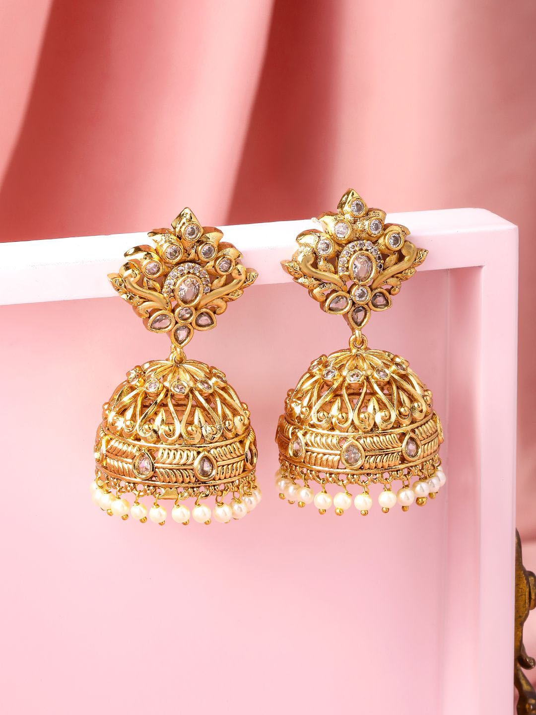 Rubans 22K Gold-Plated White Cubic Zirconia Studded Traditional Jhumka with Pearl Drops
Rubans 22K Gold-Plated White Cubic Zirconia Studded Traditional Jhumka with Pearl Drops