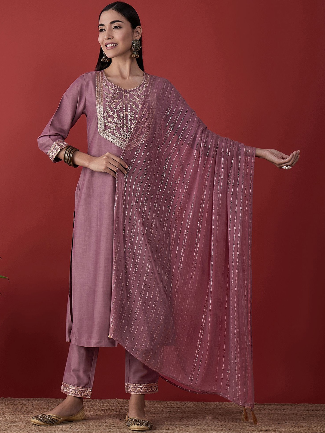 Anouk Floral Embroidered Regular Sequinned Straight Kurta with Trousers & Dupatta, Mauve
Anouk Floral Embroidered Regular Sequinned Straight Kurta with Trousers & Dupatta, Mauve