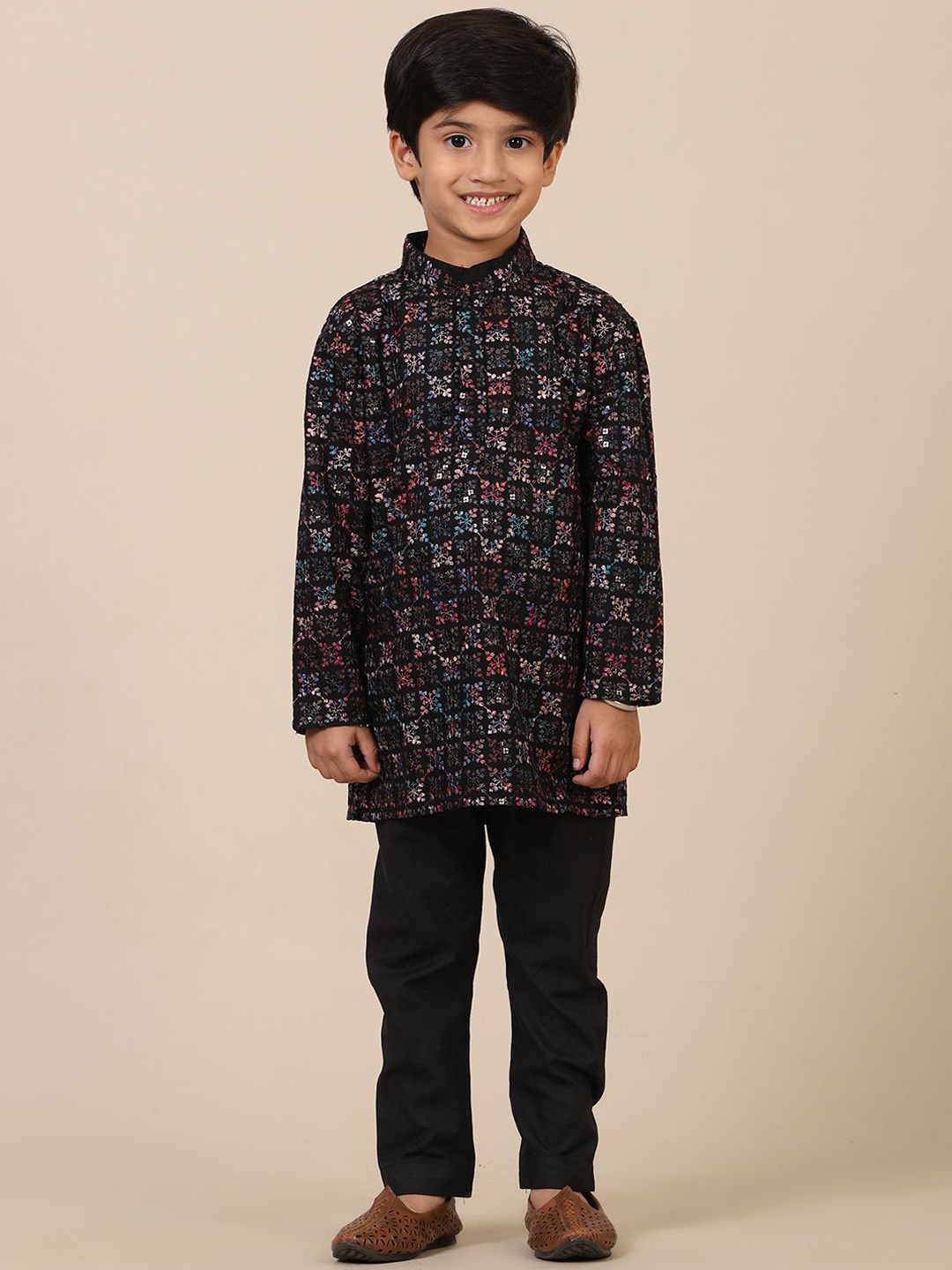 Stuffie Land Boys Floral Printed Mandarin Collar PureCotton Straight Kurta & Pyjama, Black
Stuffie Land Boys Floral Printed Mandarin Collar PureCotton Straight Kurta & Pyjama, Black