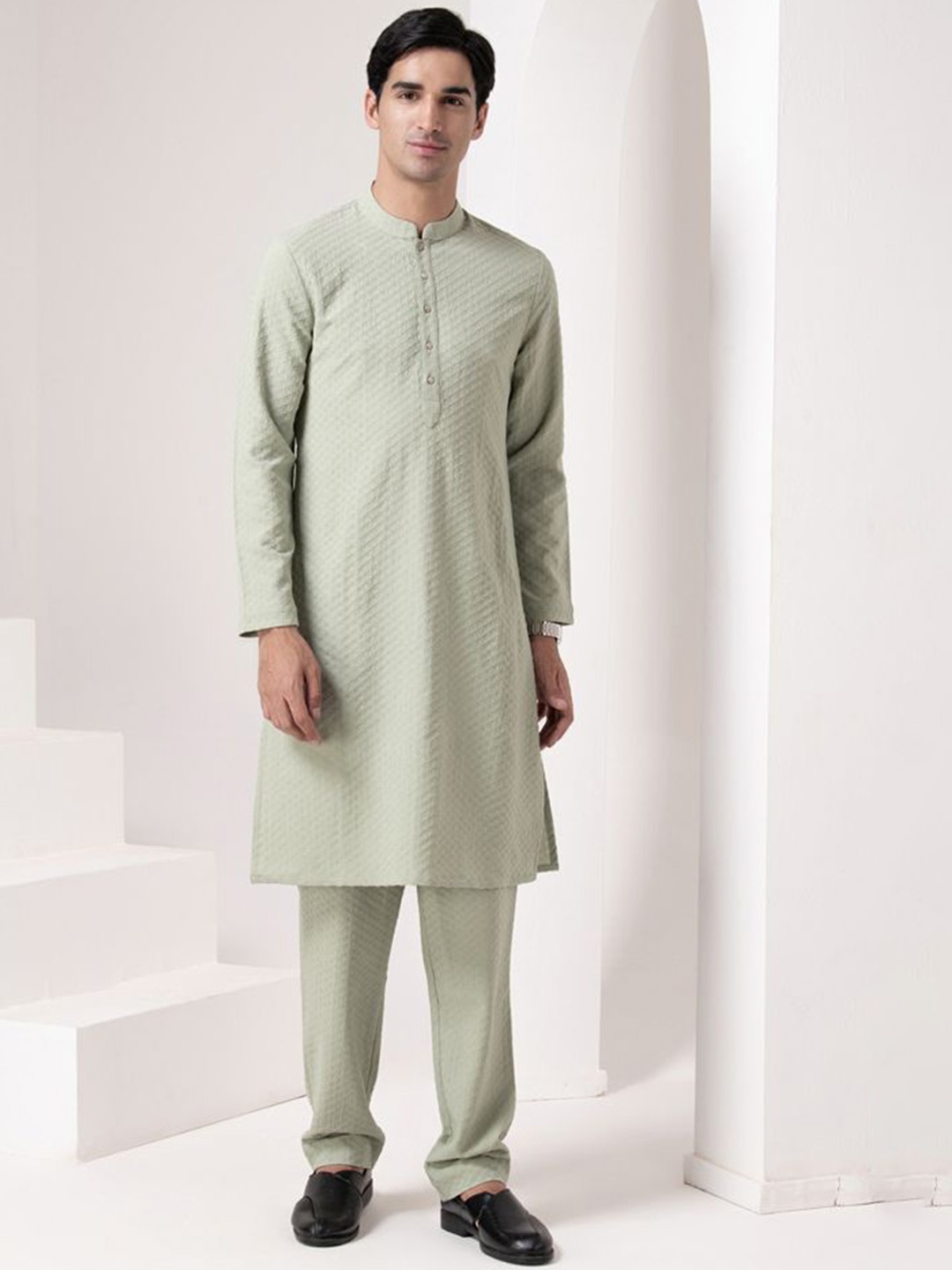BARARA ETHNIC Geometric Embroidered Thread Work Straight Kurta with Trousers, Green
BARARA ETHNIC Geometric Embroidered Thread Work Straight Kurta with Trousers, Green