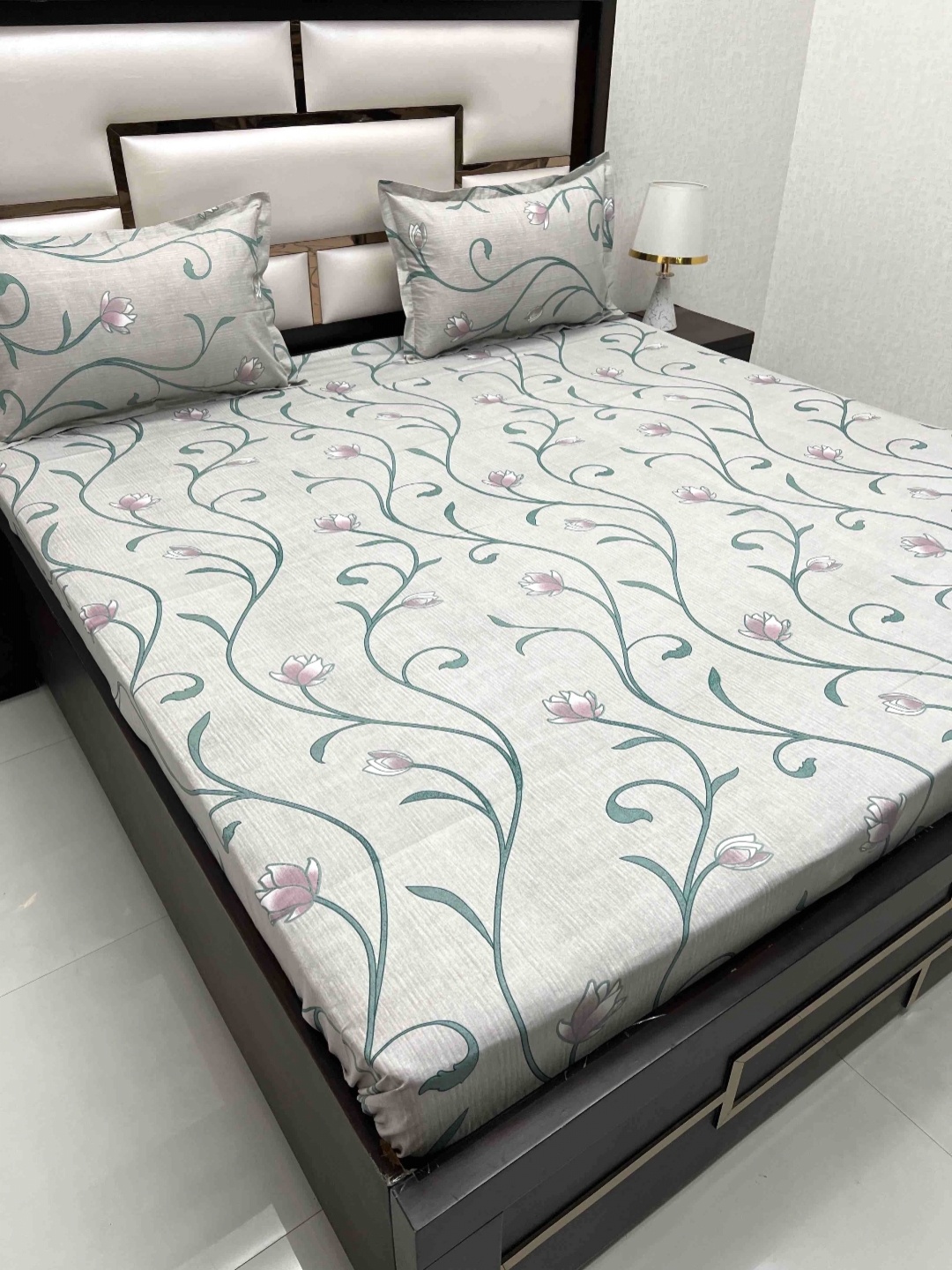 Pure Decor Velar Green Floral Pure Cotton 400 TC Super King Bedsheet Set-2.74 m x 3.04 m
Pure Decor Velar Green Floral Pure Cotton 400 TC Super King Bedsheet Set-2.74 m x 3.04 m