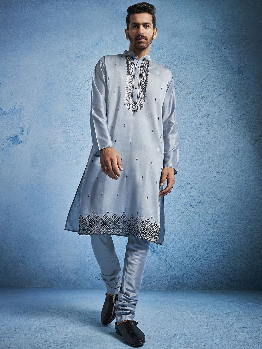 VASTRAMAY Geometric Embroidered Thread Work Mandarin Collar Straight Kurta with Pyjama, Grey
VASTRAMAY Geometric Embroidered Thread Work Mandarin Collar Straight Kurta with Pyjama, Grey