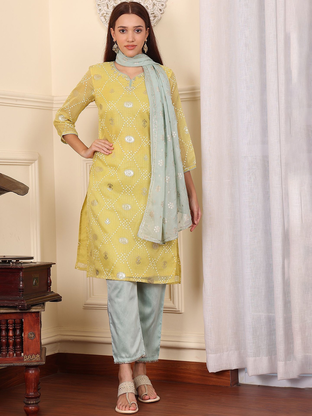 W Yellow Geometric Printed Round Neck Regular Thread Work Kurta With Trouser With Dupatta
W Yellow Geometric Printed Round Neck Regular Thread Work Kurta With Trouser With Dupatta