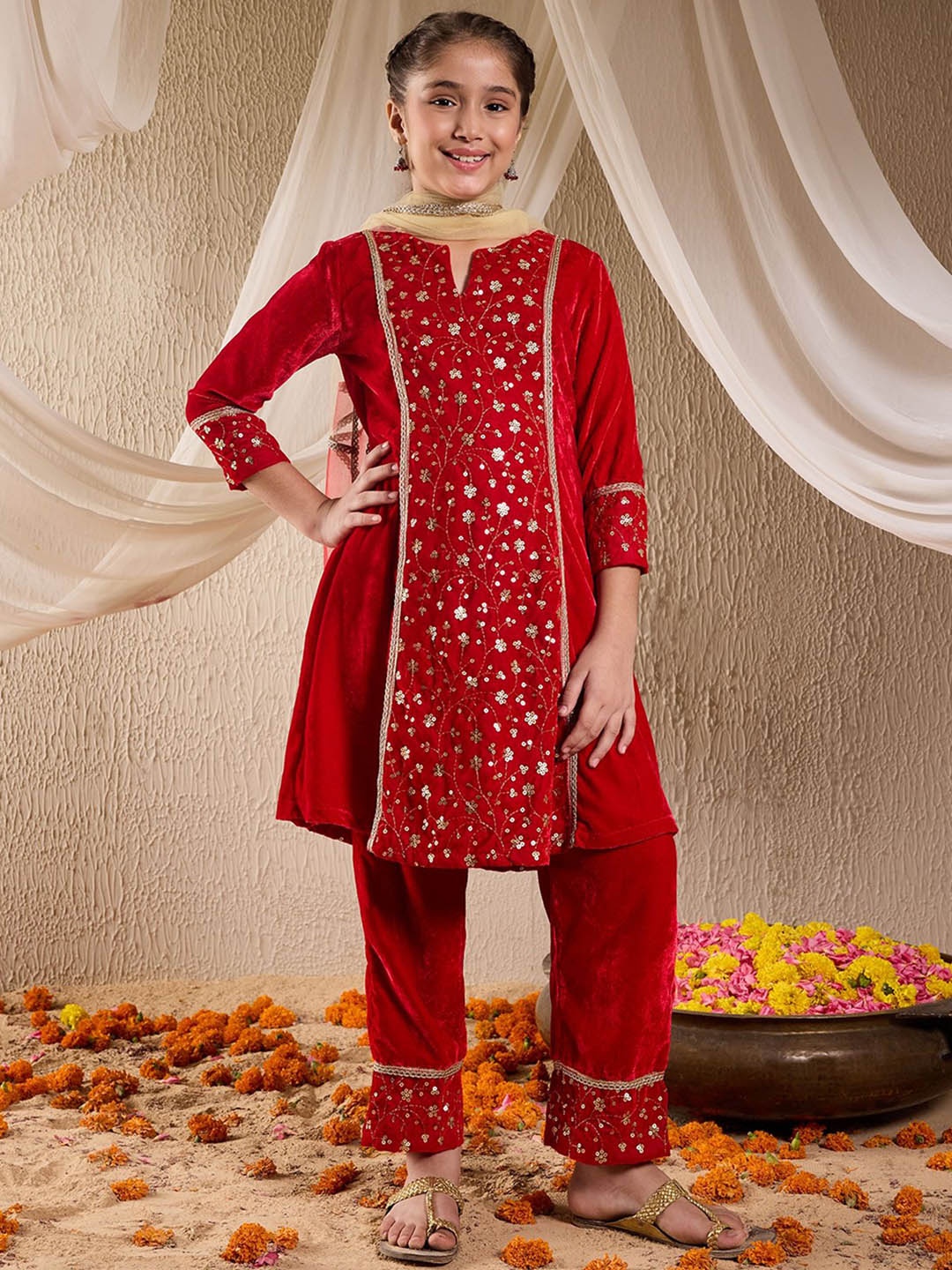 pspeaches Girls Floral Embroidered Sequinned Velvet Kurta with Trousers & Dupatta, Red
pspeaches Girls Floral Embroidered Sequinned Velvet Kurta with Trousers & Dupatta, Red