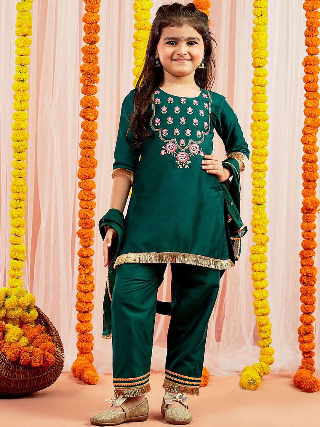 VASTRAMAY Girls Floral Embroidered Thread Work Kurta With Trousers & Dupatta, Green
VASTRAMAY Girls Floral Embroidered Thread Work Kurta With Trousers & Dupatta, Green