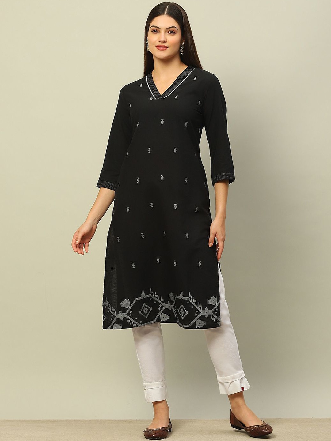 Rangriti Geometric Woven Design V-Neck Three-Quarter Sleeves Regular Straight Kurta, Black
Rangriti Geometric Woven Design V-Neck Three-Quarter Sleeves Regular Straight Kurta, Black