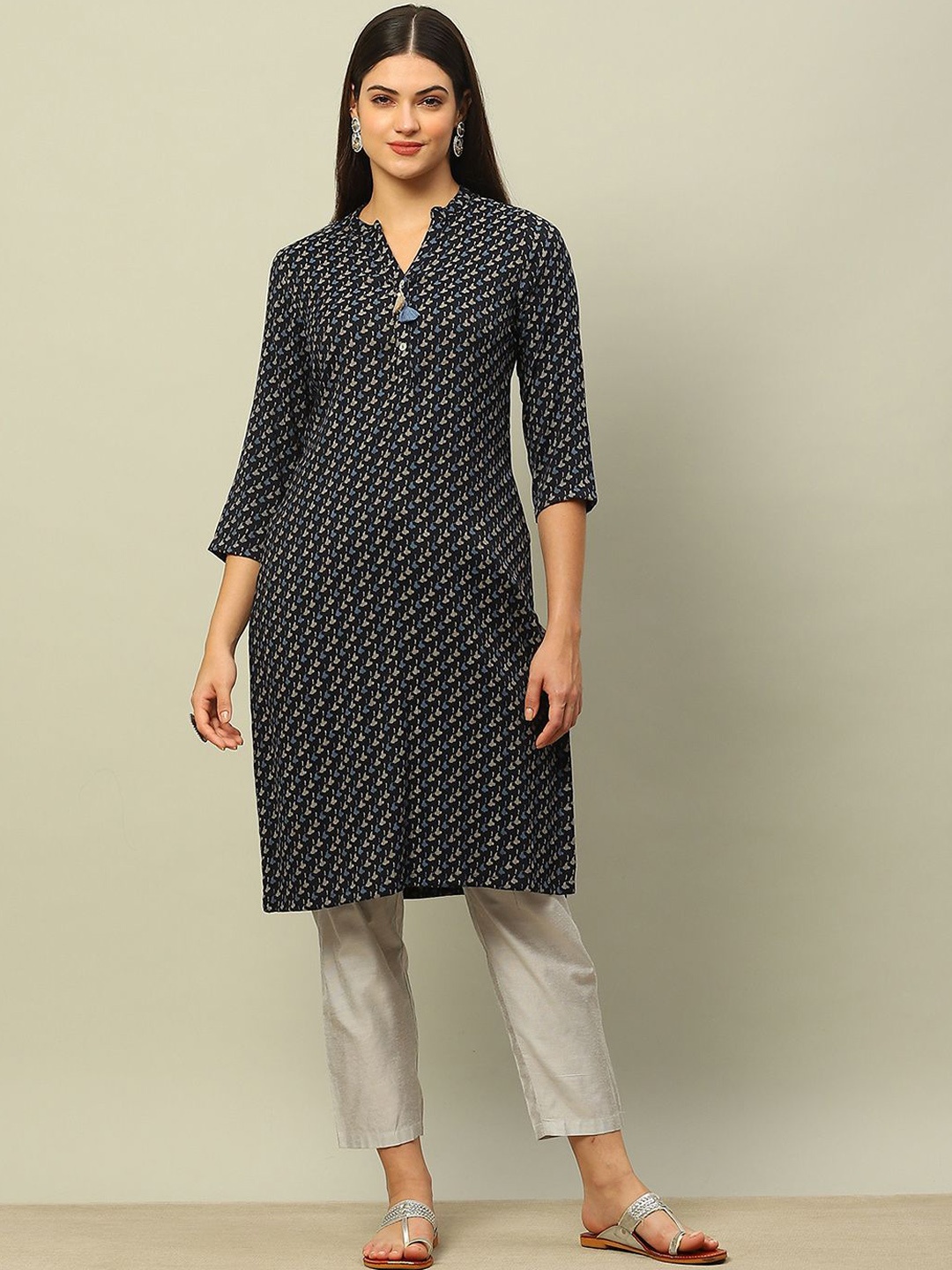 Rangriti Abstract Printed Mandarin Collar Three-Quarter Sleeves Straight Kurta, Navy blue
Rangriti Abstract Printed Mandarin Collar Three-Quarter Sleeves Straight Kurta, Navy blue