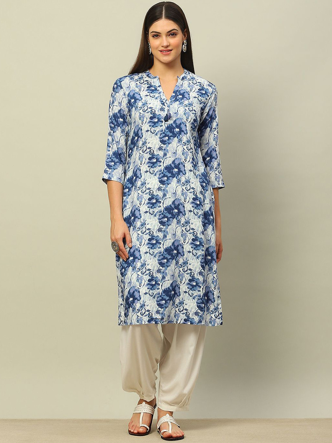 Rangriti Floral Printed Mandarin Collar Three-Quarter Sleeves Straight Kurta, Navy blue
Rangriti Floral Printed Mandarin Collar Three-Quarter Sleeves Straight Kurta, Navy blue