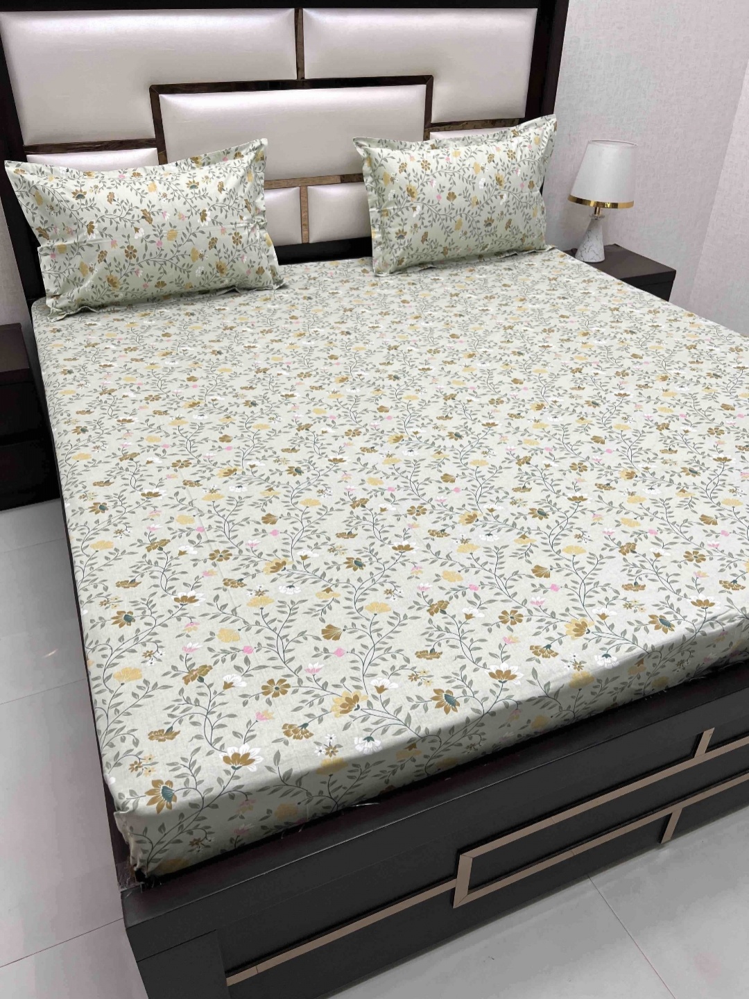 Pure Decor Velar Green Floral Pure Cotton 230 TC Super King Bedsheet Set-2.76 m x 3.06 m
Pure Decor Velar Green Floral Pure Cotton 230 TC Super King Bedsheet Set-2.76 m x 3.06 m