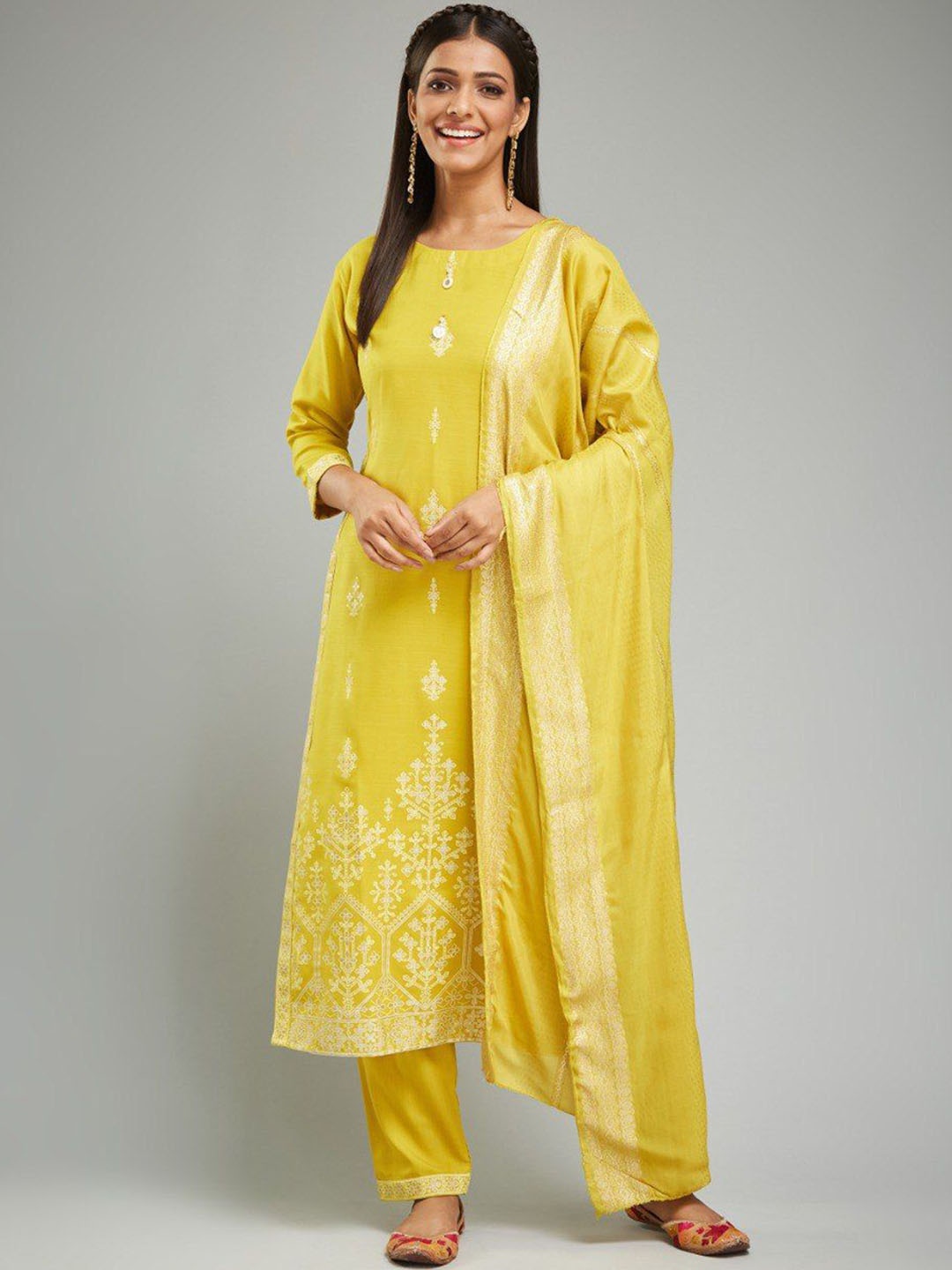 Aika Floral Printed Round Neck Chanderi Silk Straight Kurta With Trousers & Dupatta, Yellow
Aika Floral Printed Round Neck Chanderi Silk Straight Kurta With Trousers & Dupatta, Yellow