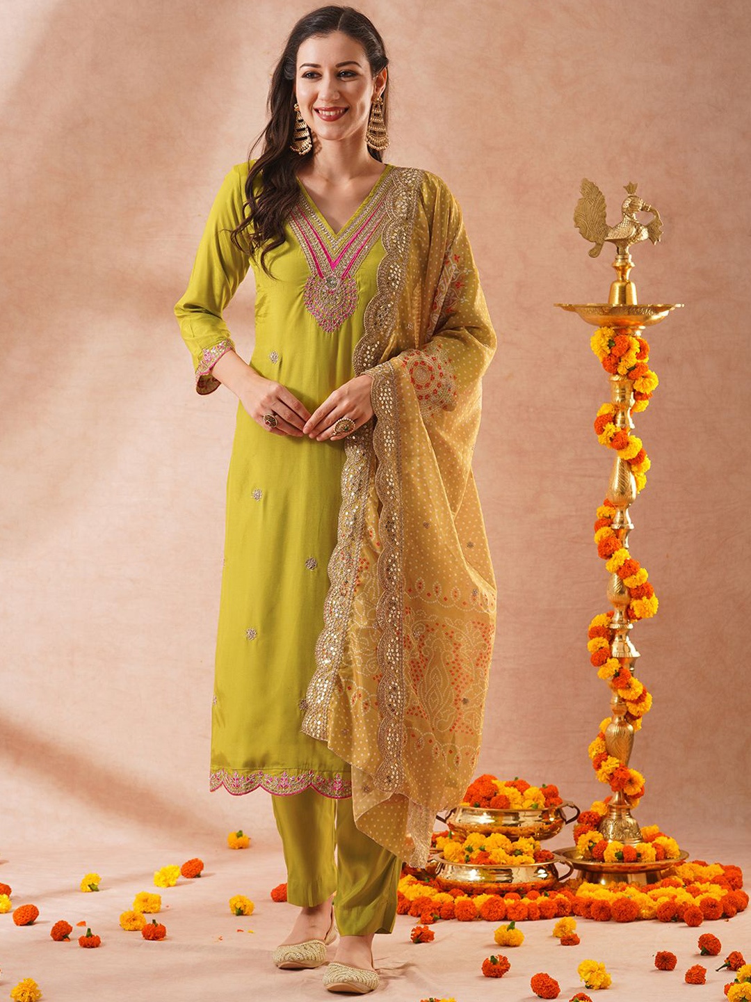 FASHOR Ethnic Motifs Embroidered Straight Sequinned Kurta with Trousers & Dupatta, Lime green
FASHOR Ethnic Motifs Embroidered Straight Sequinned Kurta with Trousers & Dupatta, Lime green