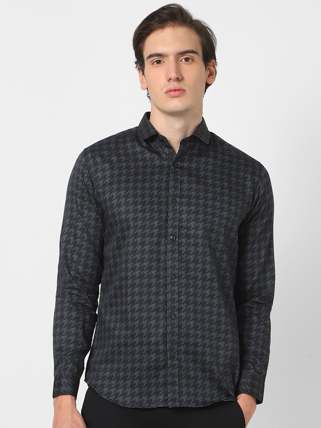 V Dot Men Spread Collar Abstract Printed Cotton Slim Fit Casual Shirt, Black
V Dot Men Spread Collar Abstract Printed Cotton Slim Fit Casual Shirt, Black