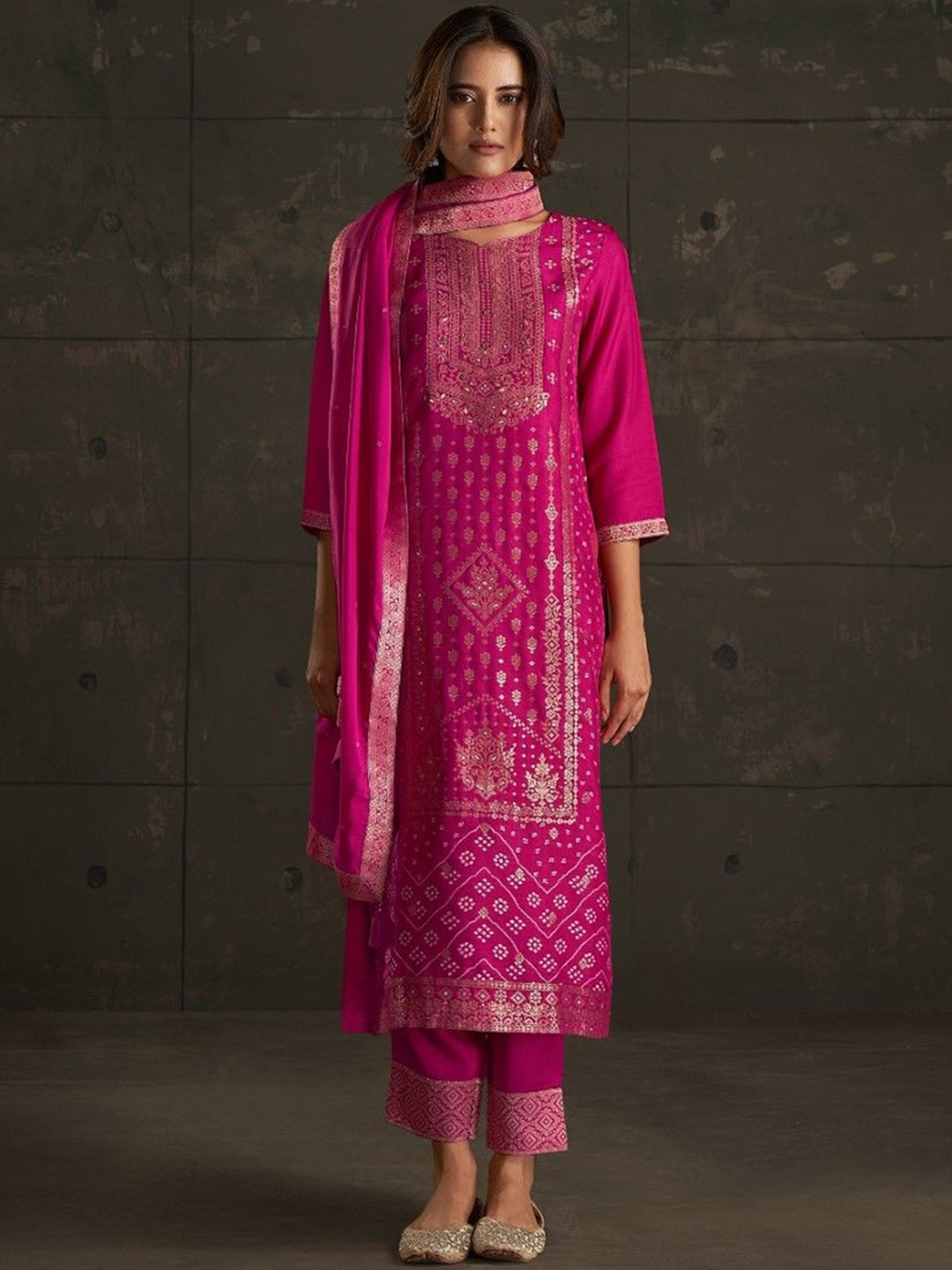 AUTUMN LANE Floral Printed Sweetheart Neck Cotton Silk Kurta With Trouser & Dupatta, Magenta
AUTUMN LANE Floral Printed Sweetheart Neck Cotton Silk Kurta With Trouser & Dupatta, Magenta