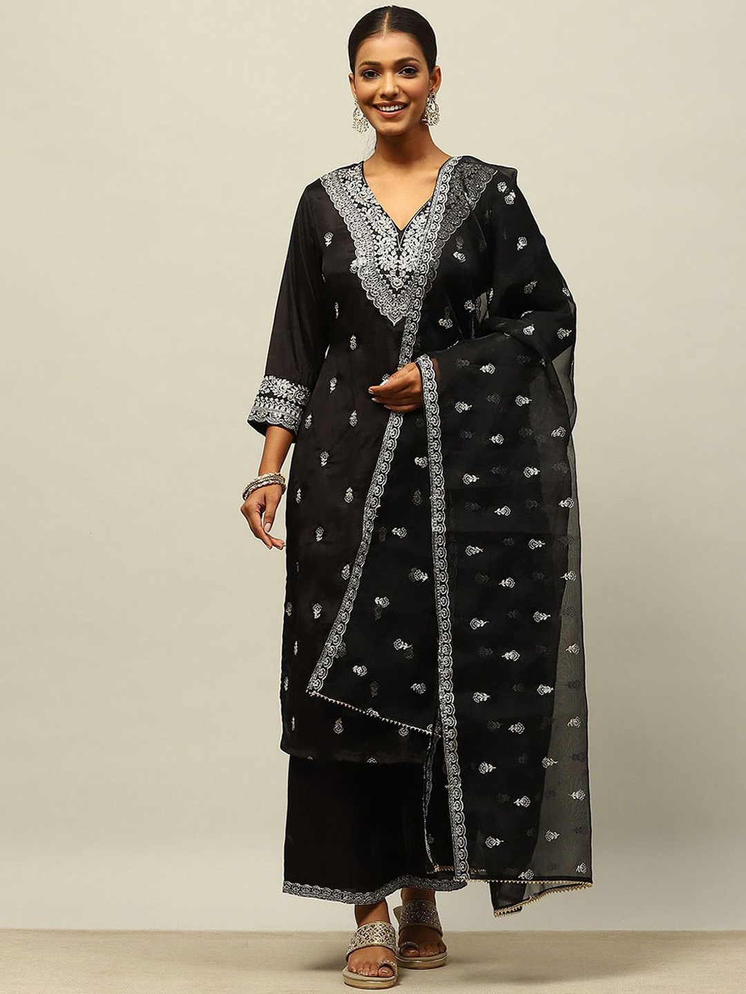 Rangriti Women Embroidered Regular Thread Work Kurta with Palazzos & With Dupatta, Black
Rangriti Women Embroidered Regular Thread Work Kurta with Palazzos & With Dupatta, Black