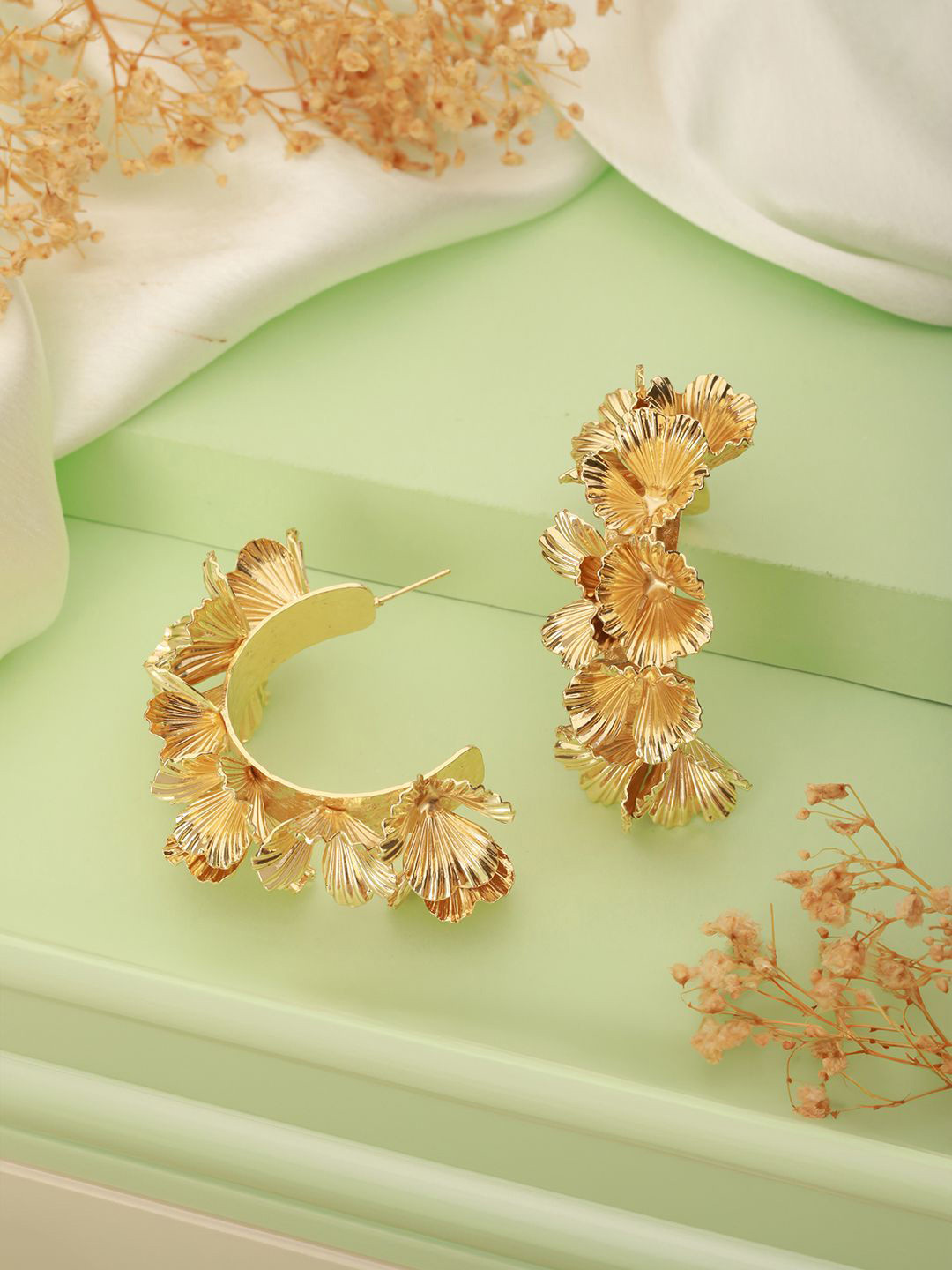 SARAF TRENDZ Stainless Steel Gold-Plated American Diamond Studded Half Hoop Earrings 
SARAF TRENDZ Stainless Steel Gold-Plated American Diamond Studded Half Hoop Earrings