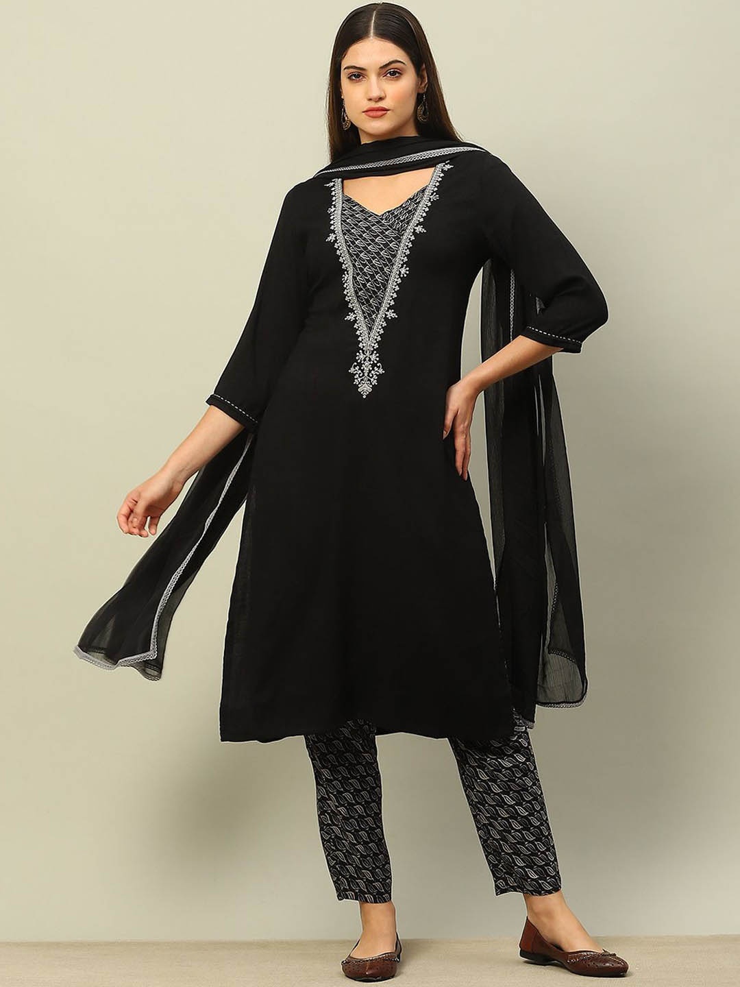 Rangriti Women Embroidered Regular Thread Work Kurta with Trousers & With Dupatta, Black
Rangriti Women Embroidered Regular Thread Work Kurta with Trousers & With Dupatta, Black