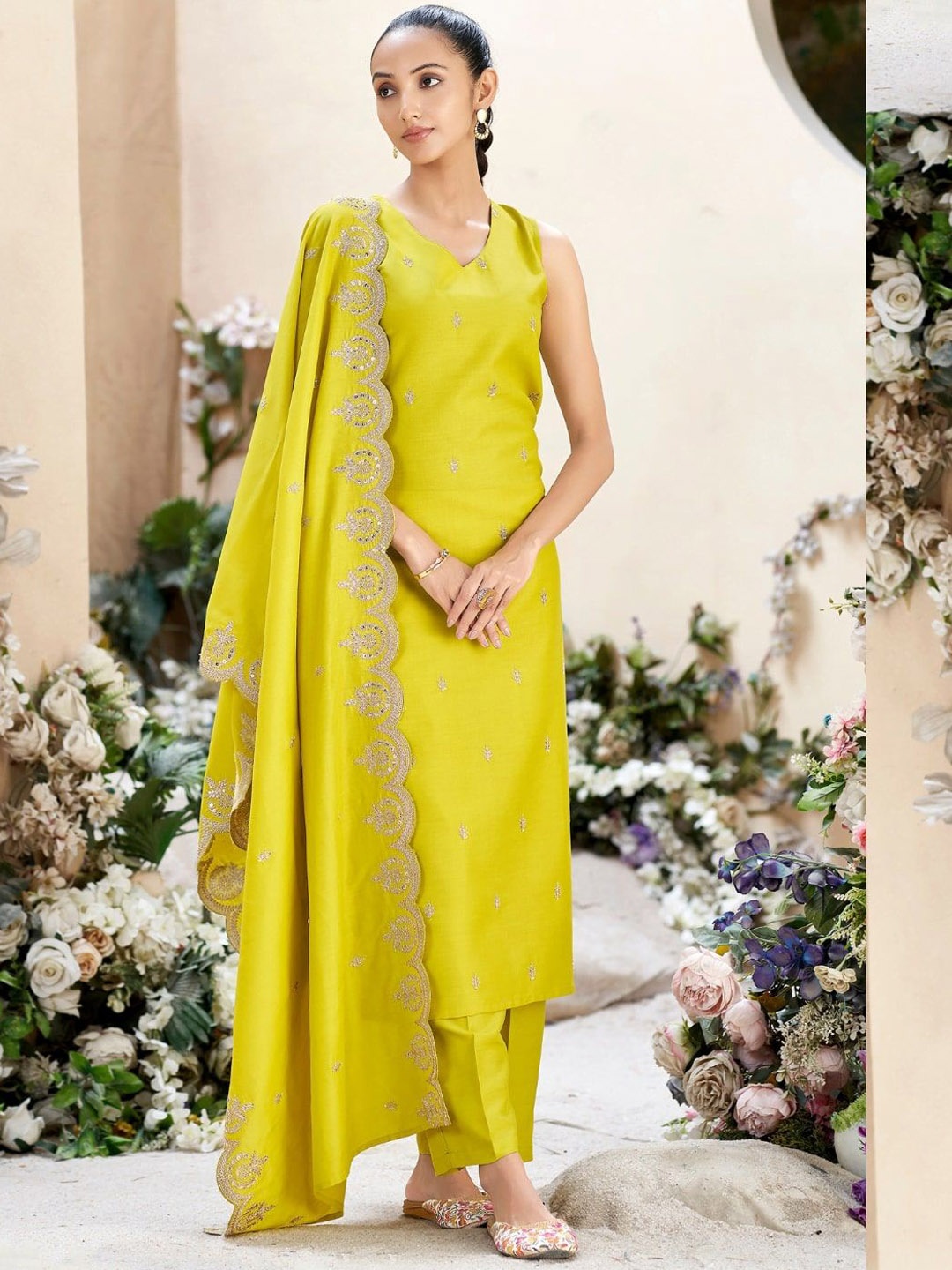 J Turritopsis Floral Embroidered Sequinned Kurta With Trousers & Dupatta, Lime green
J Turritopsis Floral Embroidered Sequinned Kurta With Trousers & Dupatta, Lime green