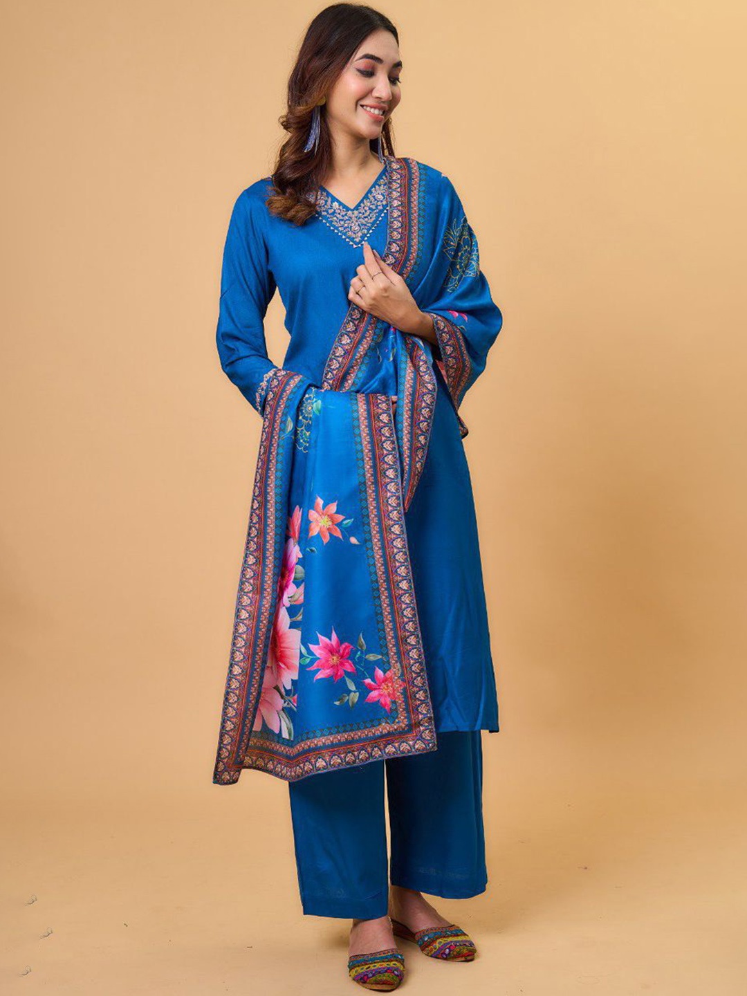 Aika Floral Embroidered Regular Chanderi Silk Straight Kurta With Palazzos & Dupatta, Blue
Aika Floral Embroidered Regular Chanderi Silk Straight Kurta With Palazzos & Dupatta, Blue