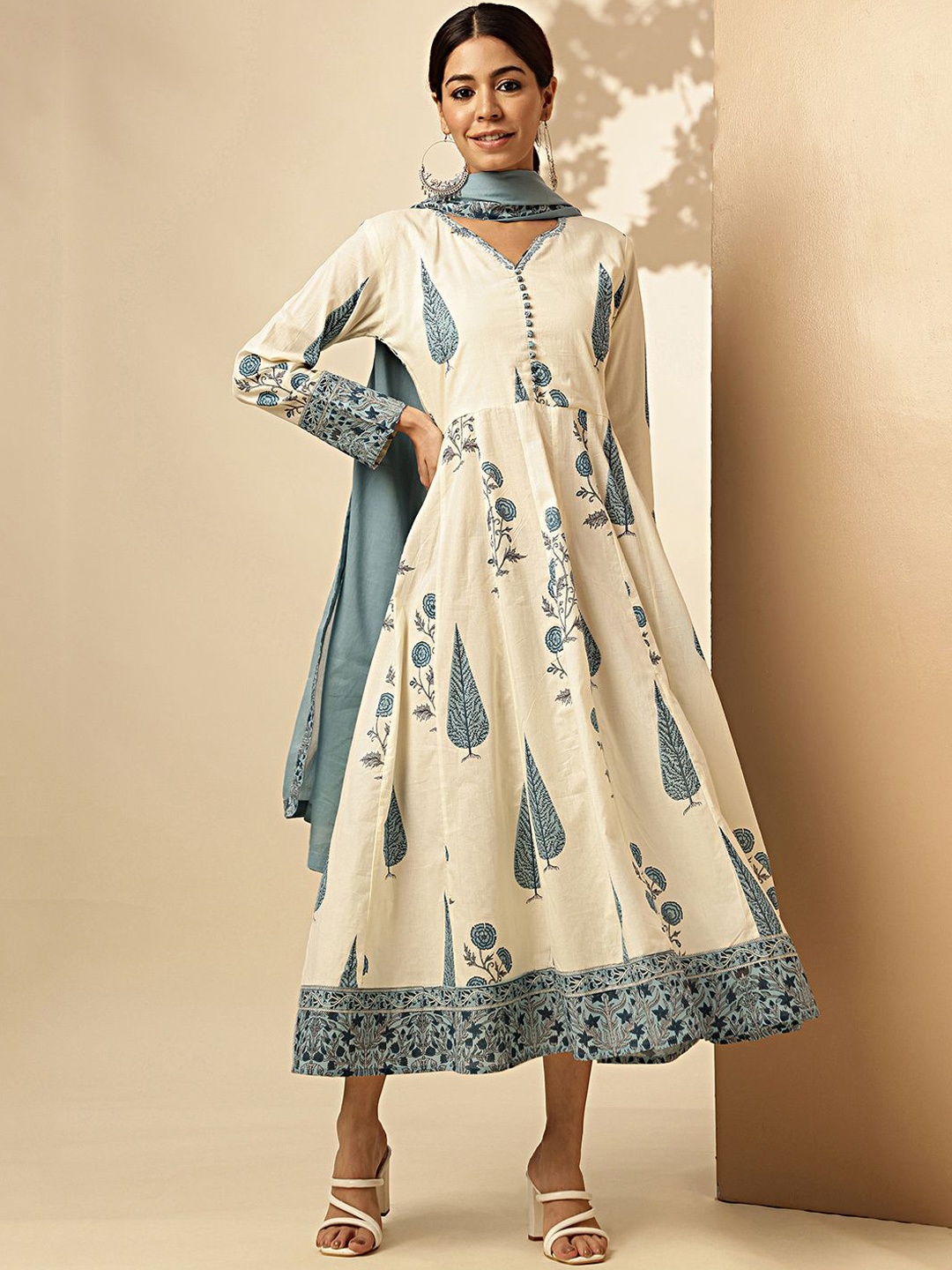 Vbuyz Off White Floral Printed V-Neck Long Sleeves Pure Cotton Ethnic Dress With Dupatta
Vbuyz Off White Floral Printed V-Neck Long Sleeves Pure Cotton Ethnic Dress With Dupatta