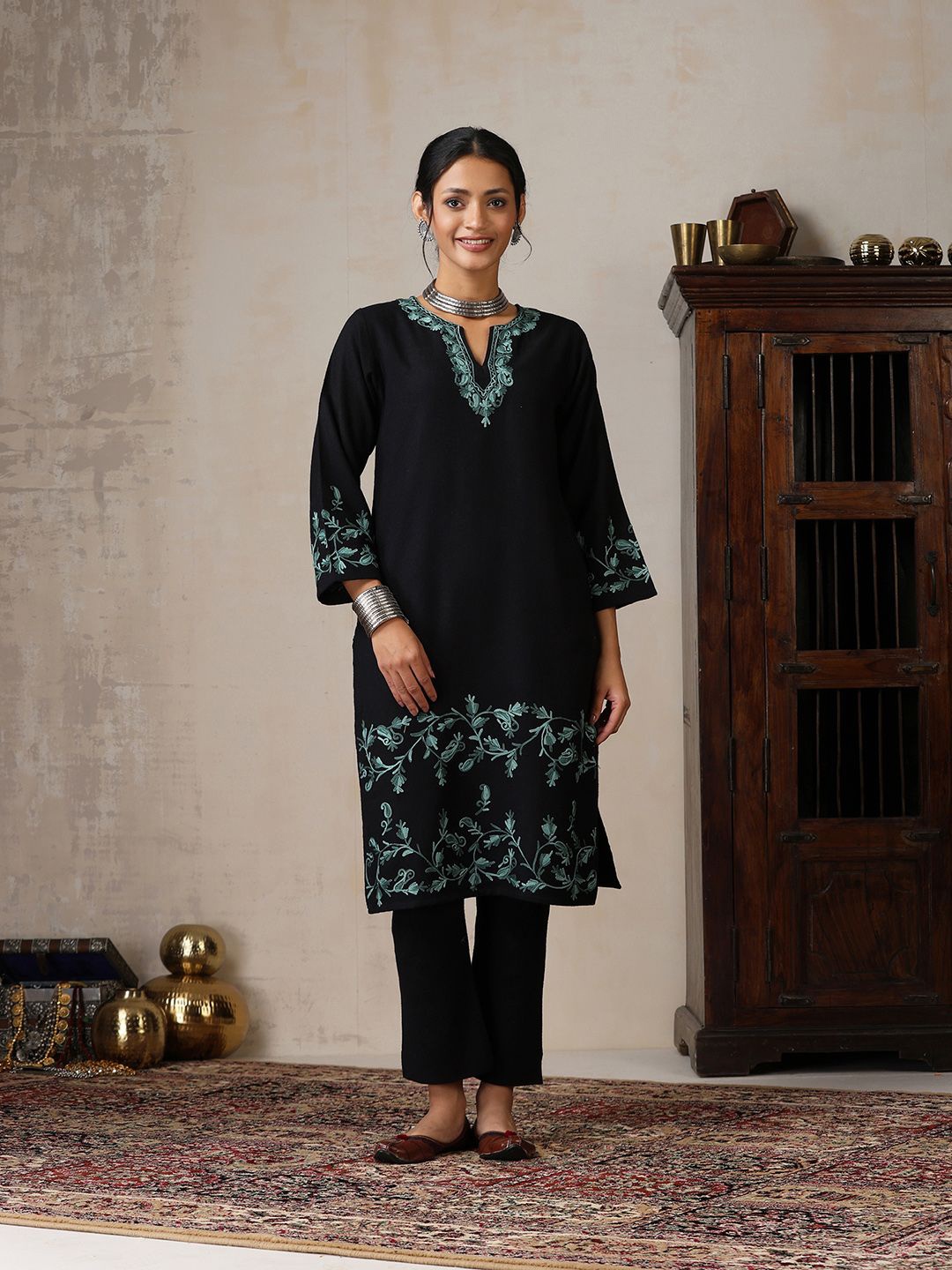 House of Chikankari Floral Embroidered Round Neck Thread Work Woollen Straight Kurta, Black
House of Chikankari Floral Embroidered Round Neck Thread Work Woollen Straight Kurta, Black