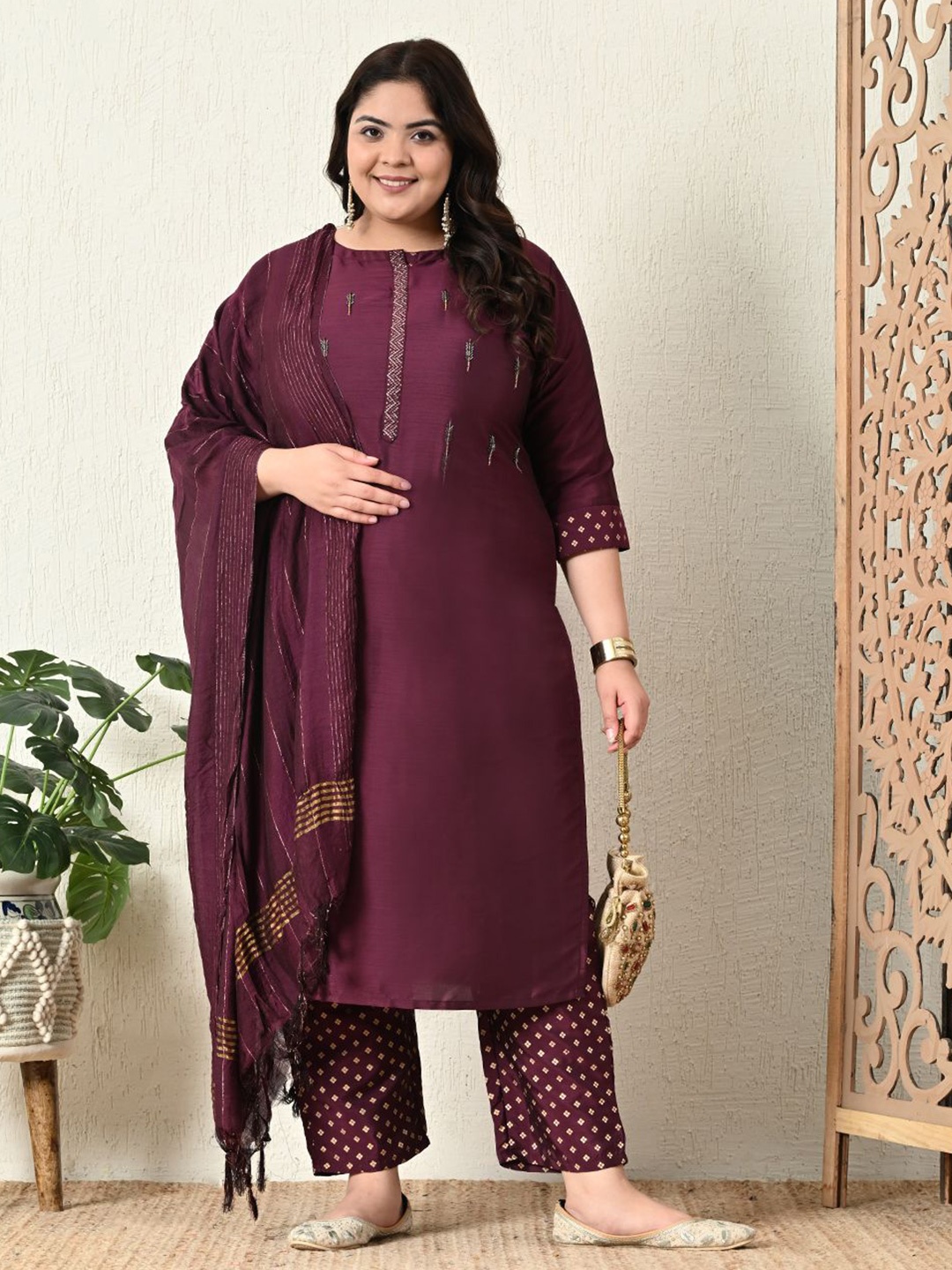 PrettyPlus by Desinoor.com Plus Size Beads and Stones Kurta with Trousers & Dupatta, Burgundy
PrettyPlus by Desinoor.com Plus Size Beads and Stones Kurta with Trousers & Dupatta, Burgundy
