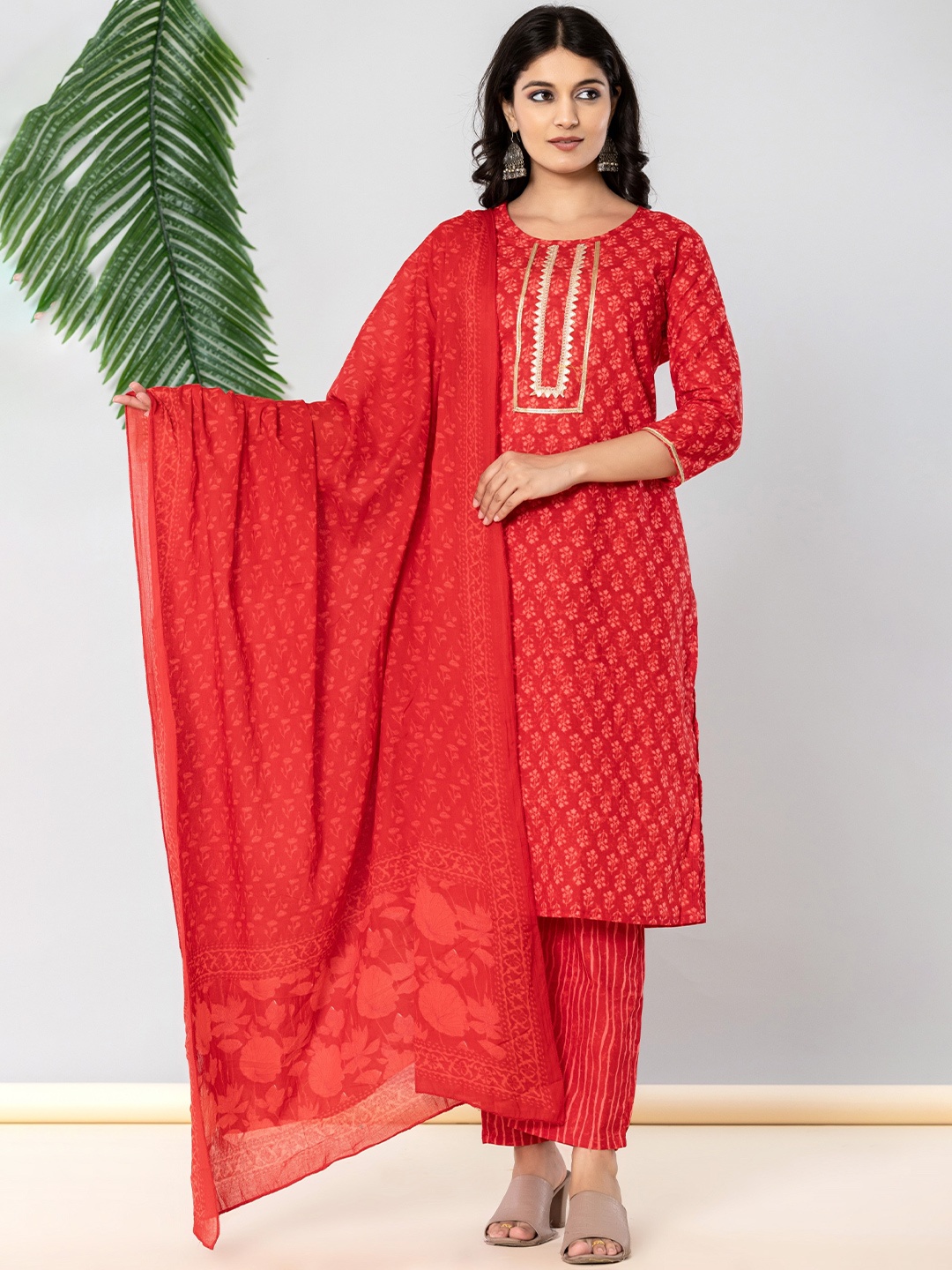 JAIPURI BUNAAI Floral Printed Gotta Patti Pure Cotton Kurta With Trouser & Dupatta, Red
JAIPURI BUNAAI Floral Printed Gotta Patti Pure Cotton Kurta With Trouser & Dupatta, Red