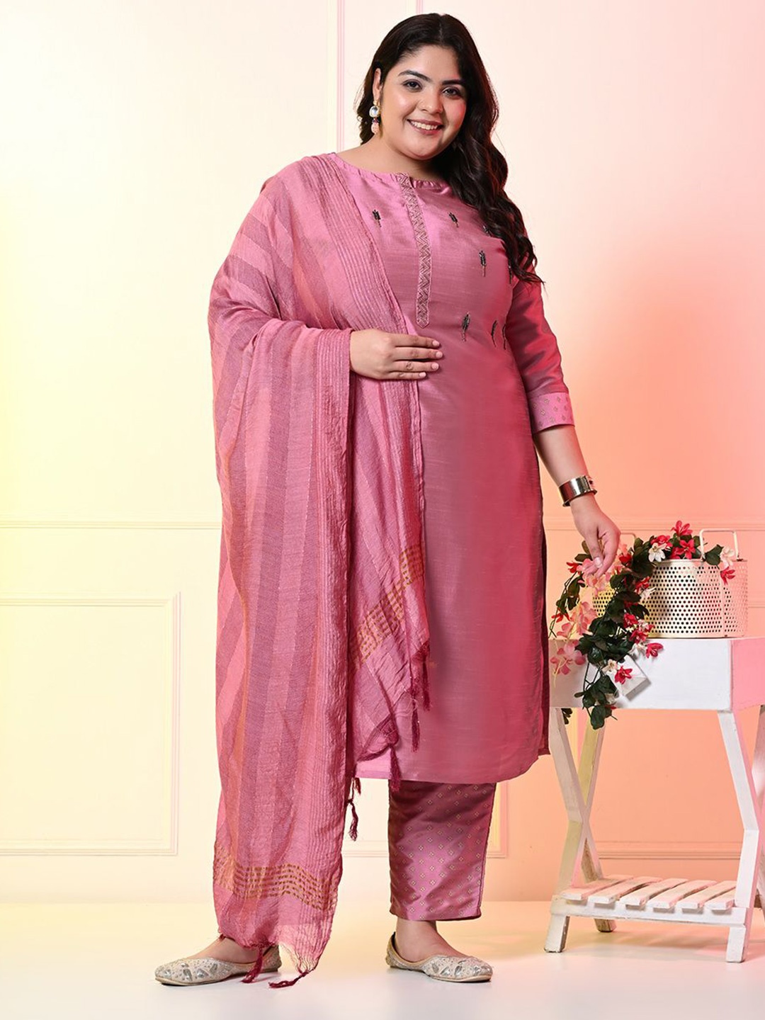 PrettyPlus by Desinoor.com Plus Size Ethnic Motifs Embroidered Beads and Stones Kurta Set, Pink
PrettyPlus by Desinoor.com Plus Size Ethnic Motifs Embroidered Beads and Stones Kurta Set, Pink