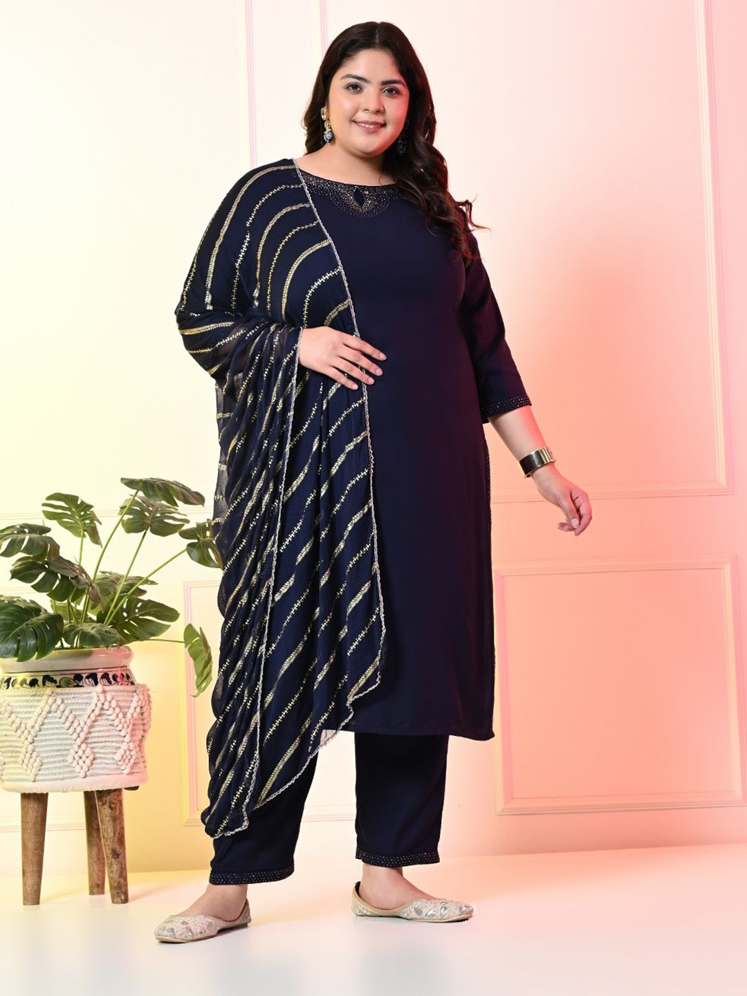 PrettyPlus by Desinoor.com Plus Size Geometric Yoke Design Kurta With Trousers & Dupatta, Navy blue
PrettyPlus by Desinoor.com Plus Size Geometric Yoke Design Kurta With Trousers & Dupatta, Navy blue