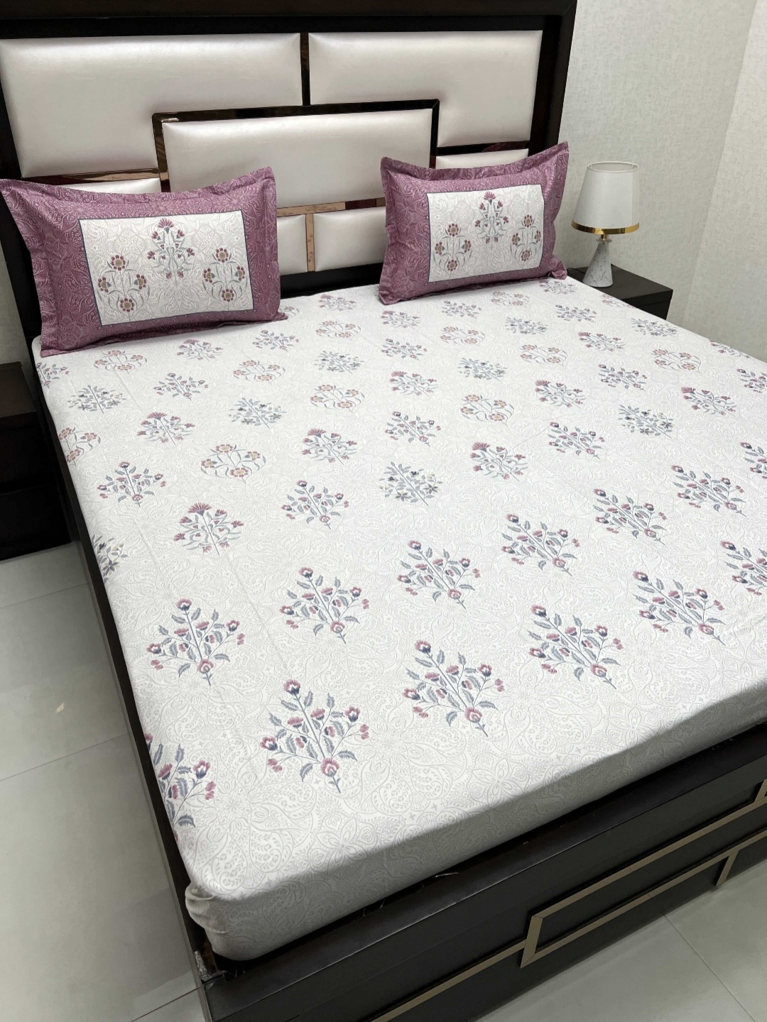 Pure Decor Maroon & White Floral 500 TC Pure Cotton King Bedsheet Set 2.74 m x 2.74 m (
Pure Decor Maroon & White Floral 500 TC Pure Cotton King Bedsheet Set 2.74 m x 2.74 m (
