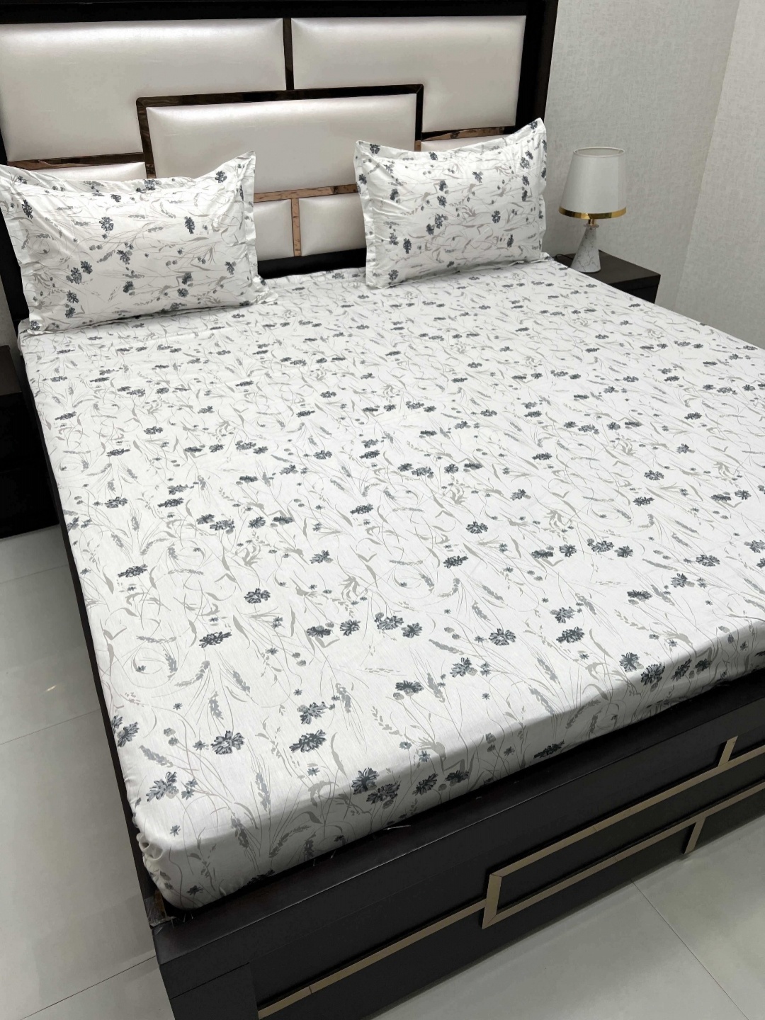 Pure Decor White & Green Floral Pure Cotton 330 TC King Bedsheet Set 2.72 m x 2.74 m
Pure Decor White & Green Floral Pure Cotton 330 TC King Bedsheet Set 2.72 m x 2.74 m