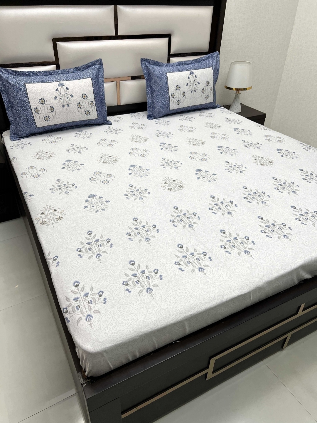 Pure Decor Royal Majestic Blue Floral Pure Cotton 300 TC King Bedsheet Set-2.73 m x 2.73 m
Pure Decor Royal Majestic Blue Floral Pure Cotton 300 TC King Bedsheet Set-2.73 m x 2.73 m