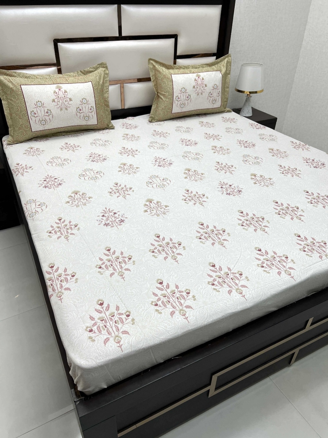 Pure Decor Royal Majestic Green Printed Pure Cotton 330 TC King Bedsheet Set 2.74 x 2.72 m
Pure Decor Royal Majestic Green Printed Pure Cotton 330 TC King Bedsheet Set 2.74 x 2.72 m