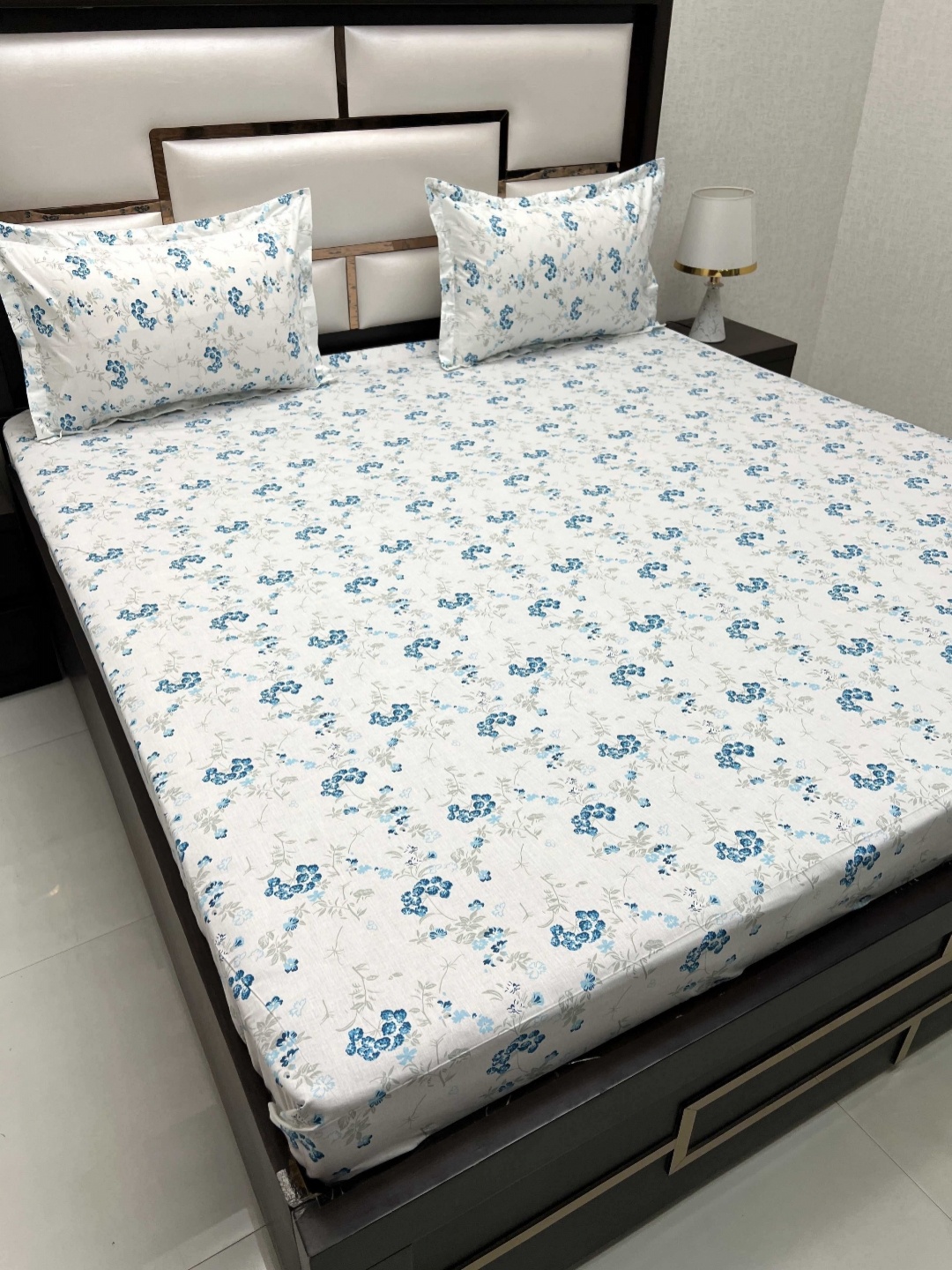 Pure Decor Mansion White Printed 240 TC Pure Cotton King Bedsheet Set 2.75 m x 2.75 m
Pure Decor Mansion White Printed 240 TC Pure Cotton King Bedsheet Set 2.75 m x 2.75 m