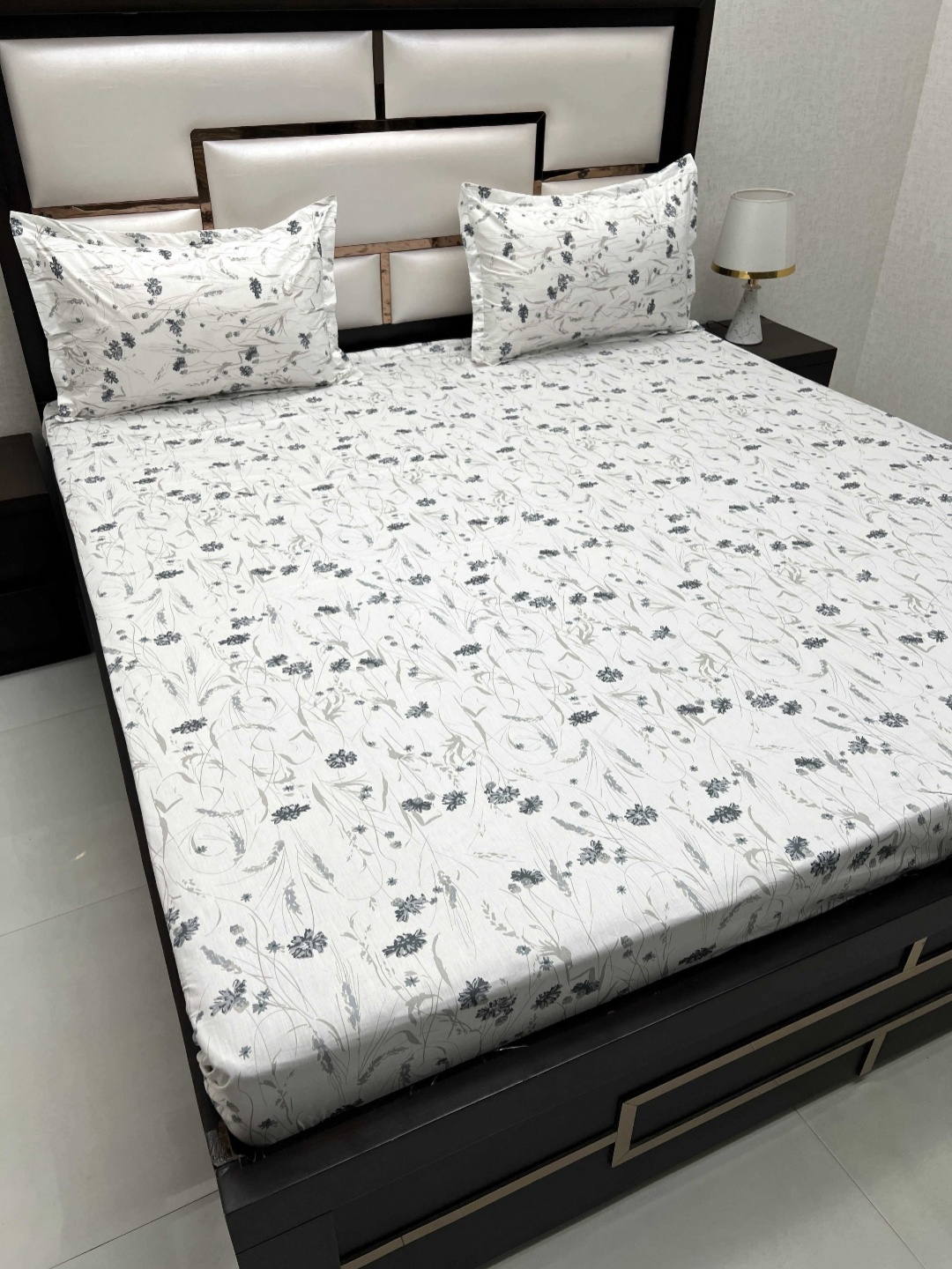 Pure Decor White & Grey Floral Pure Cotton 400 TC King Bedsheet Set 2.75 m x 2.74 m
Pure Decor White & Grey Floral Pure Cotton 400 TC King Bedsheet Set 2.75 m x 2.74 m