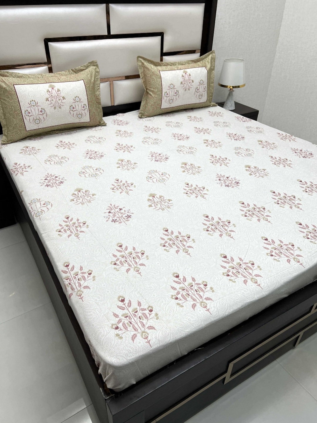 Pure Decor Off White & Green Floral Pure Cotton 240 TC King Bedsheet Set 2.75 m x 2.75 m
Pure Decor Off White & Green Floral Pure Cotton 240 TC King Bedsheet Set 2.75 m x 2.75 m